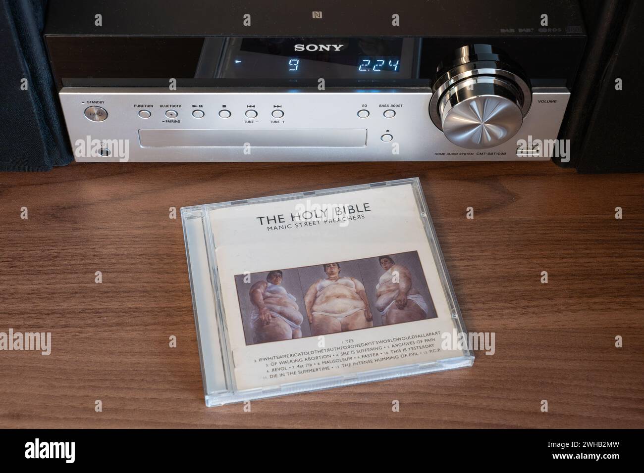 The Holy Bible Albums de Manic Street Preachers The Holy Bible est le troisième album studio du groupe de rock alternatif gallois Manic Street Preachers, avec des chansons sur le thème de la politique et de la souffrance humaine Banque D'Images