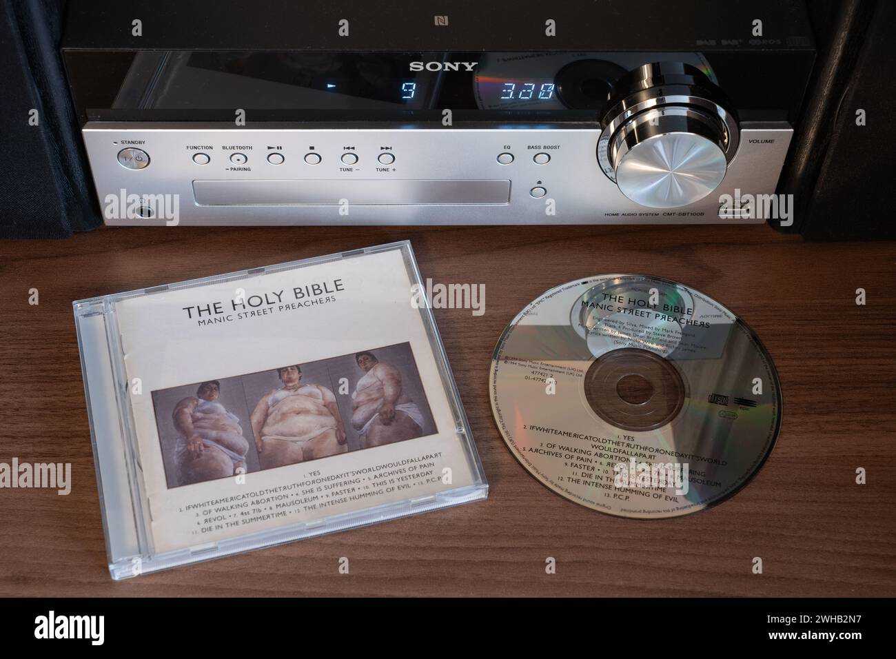 The Holy Bible Albums de Manic Street Preachers The Holy Bible est le troisième album studio du groupe de rock alternatif gallois Manic Street Preachers, avec des chansons sur le thème de la politique et de la souffrance humaine Banque D'Images