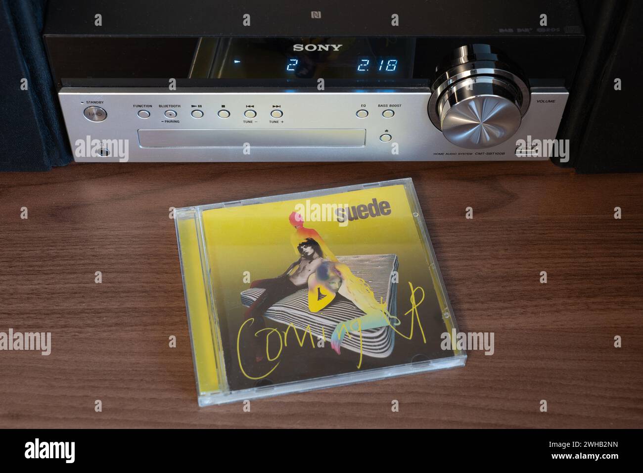 Coming Up Albums de Suede Coming Up Coming Up est le troisième album du groupe de rock alternatif anglais Suede. Le daim faisait partie du Big four de Britpop. Album CD vu ici avec un lecteur CD derrière Banque D'Images