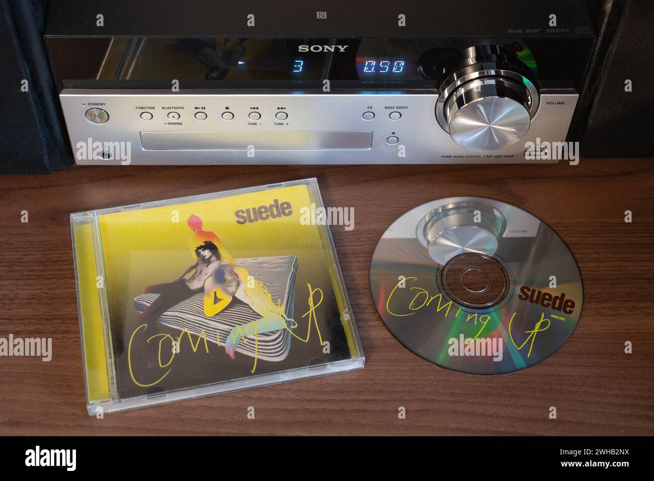 Coming Up Albums de Suede Coming Up Coming Up est le troisième album du groupe de rock alternatif anglais Suede. Le daim faisait partie du Big four de Britpop. Album CD vu ici avec un lecteur CD derrière Banque D'Images