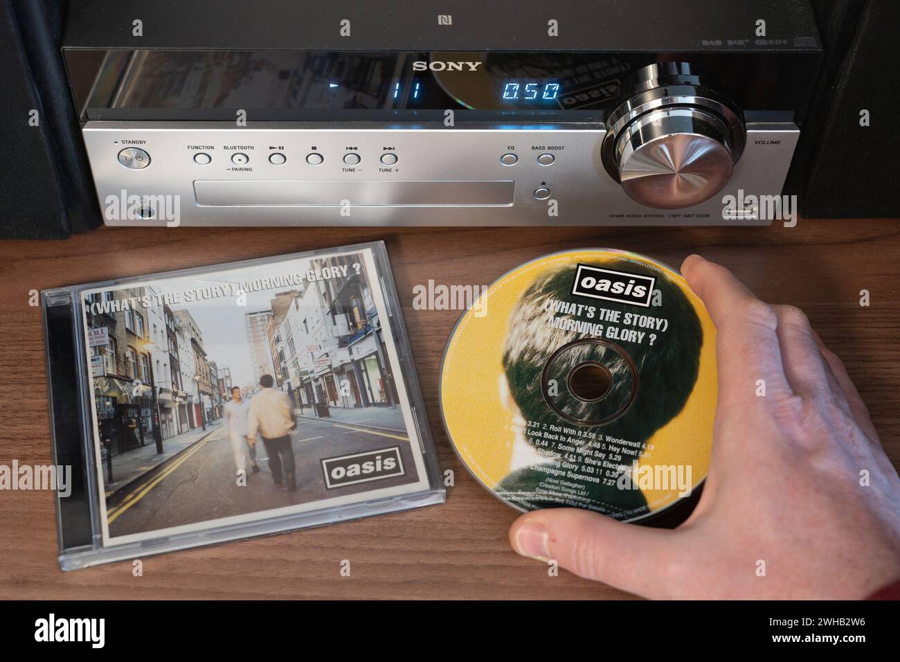 (Quelle est l'histoire) Morning Glory? Est le deuxième album studio du groupe de rock anglais Oasis. Sorti le 2 octobre 1995 et un album de Britpop majeur Banque D'Images