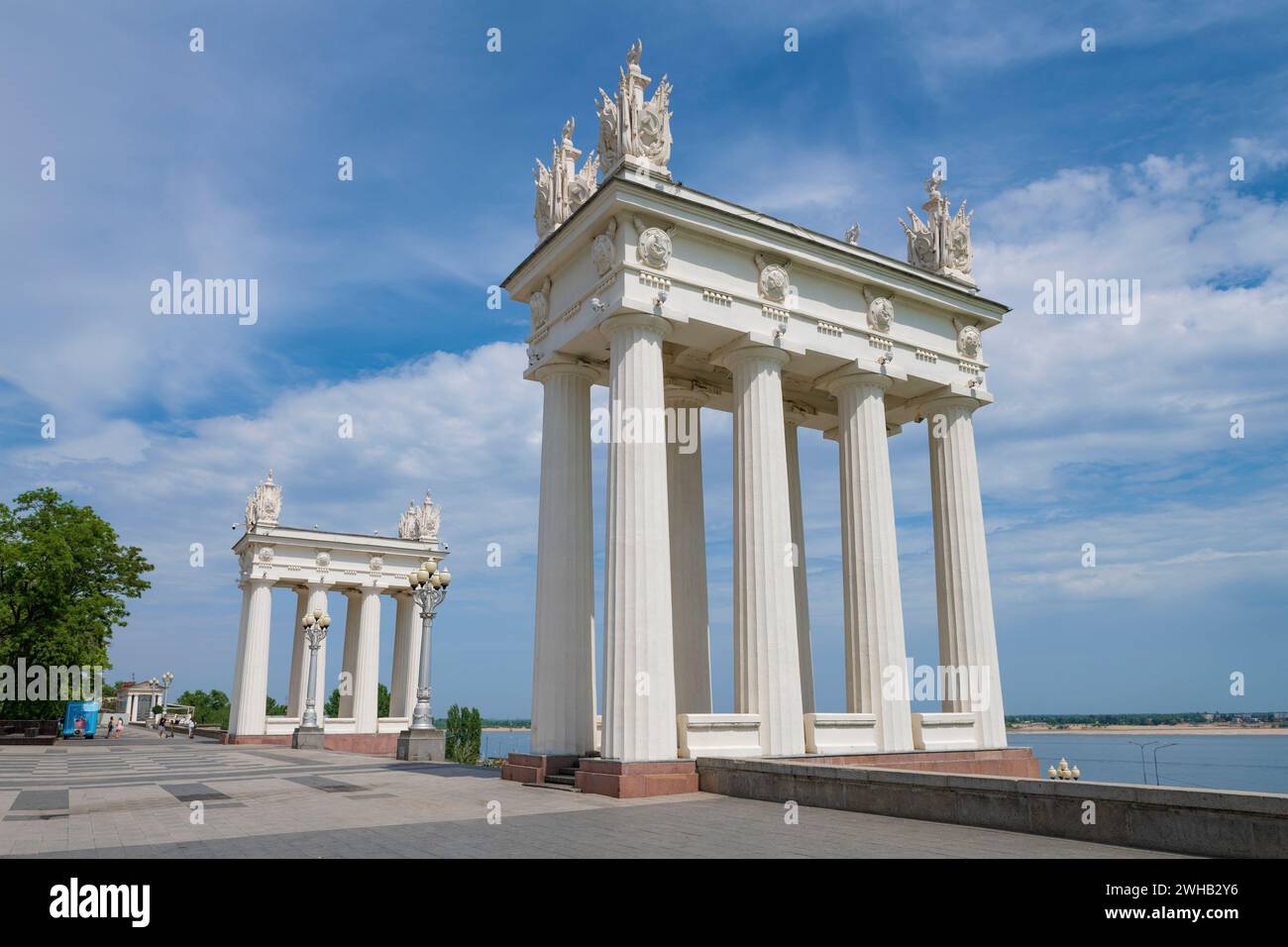 VOLGOGRAD, RUSSIE - 15 JUIN 2023 : Propylaea de l'escalier principal central sur le remblai de la Volga un jour ensoleillé de juin Banque D'Images