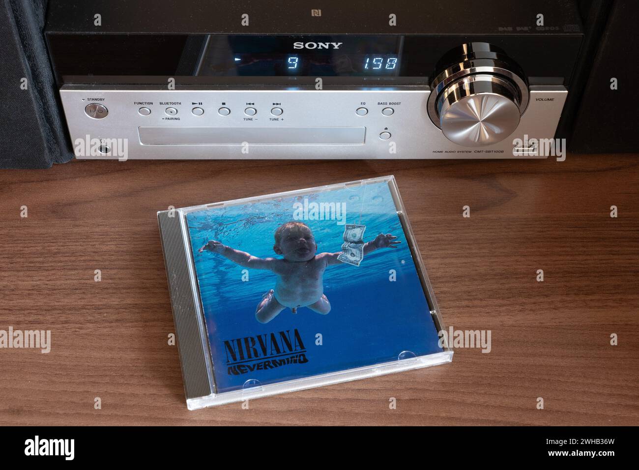 Nevermind Albums de Nirvana Nevermind est le deuxième album studio du groupe de rock américain Nirvana L'album est considéré comme une pierre angulaire du genre grunge. CD et lecteur CD. Banque D'Images