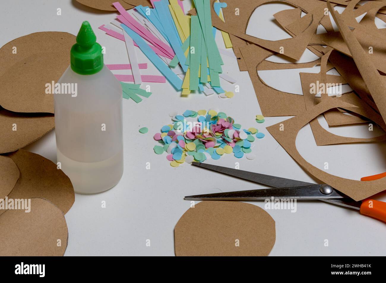 projet scolaire avec papiers, colle et ciseaux Banque D'Images