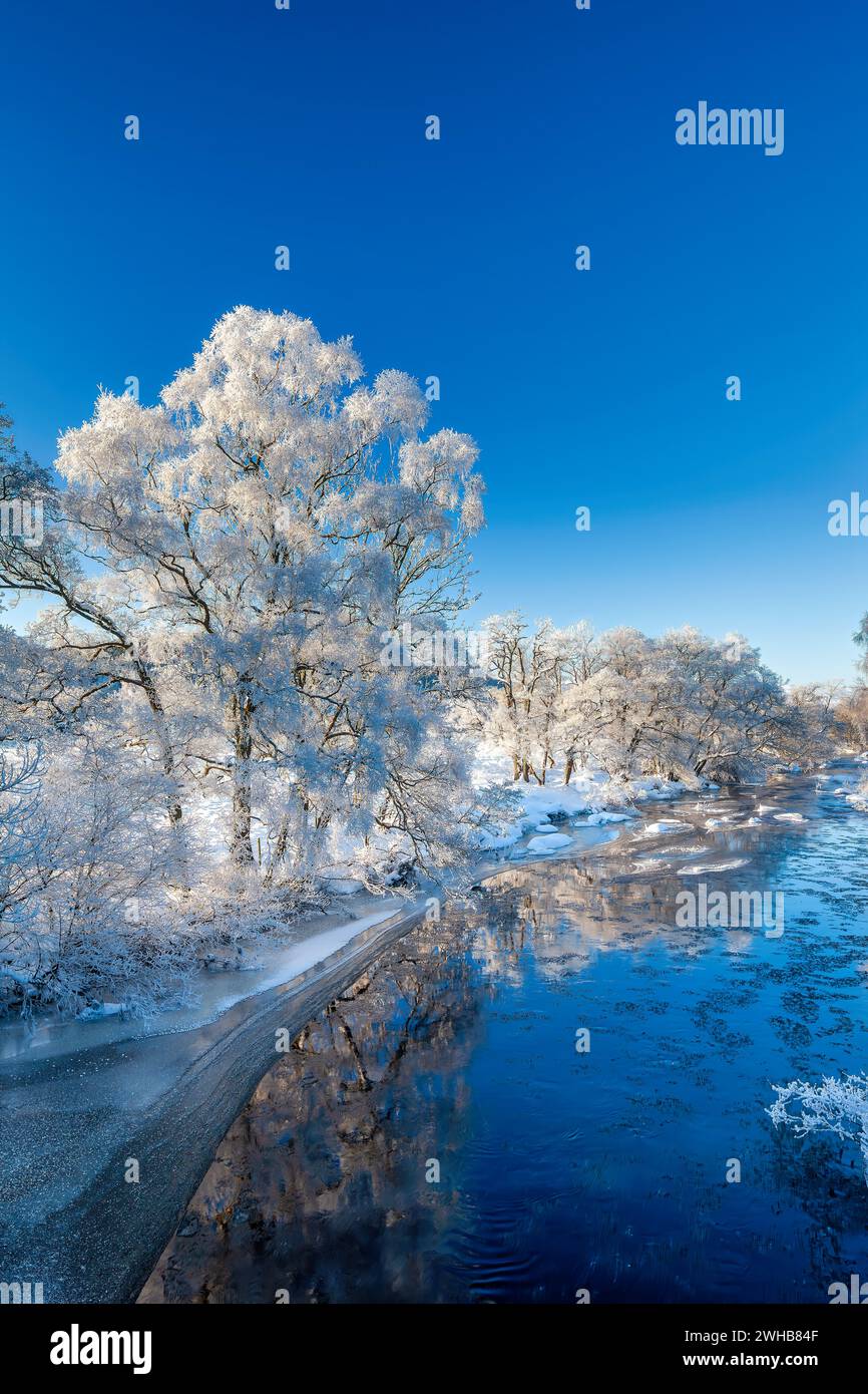 Vue de la rivière Rede en hiver au village de Redesmouth NR Bellingham dans le Northumberland avec le gel et le ciel bleu dans des températures de moins 15 degrés Banque D'Images