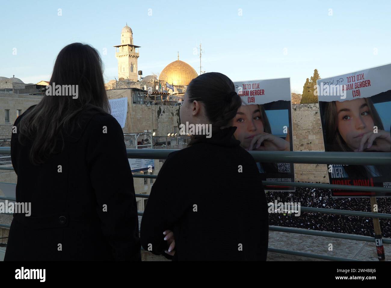 Mère d'Agam Berger du kibboutz Nir Oz qui est retenue en otage à Gaza, prie à côté d'affiches avec sa photo; alors que les Juifs ultra-orthodoxes se rassemblent pour un rassemblement de prière spécial dans le mur Occidental, plaidant pour le salut d'Israël, la libération des otages et la sécurité des soldats, au milieu du conflit dans le nord et le sud du pays le 8 février 2024 à Jérusalem Israël Banque D'Images Mère d'Agam Berger du kibboutz Nir Oz qui est retenue en otage à Gaza, prie à côté d'affiches avec sa photo; alors que les Juifs ultra-orthodoxes se rassemblent pour un rassemblement de prière spécial dans le mur Occidental, plaidant pour le salut d'Israël, la libération des otages et la sécurité des soldats, au milieu du conflit dans le nord et le sud du pays le 8 février 2024 à Jérusalem Israël Banque D'Images