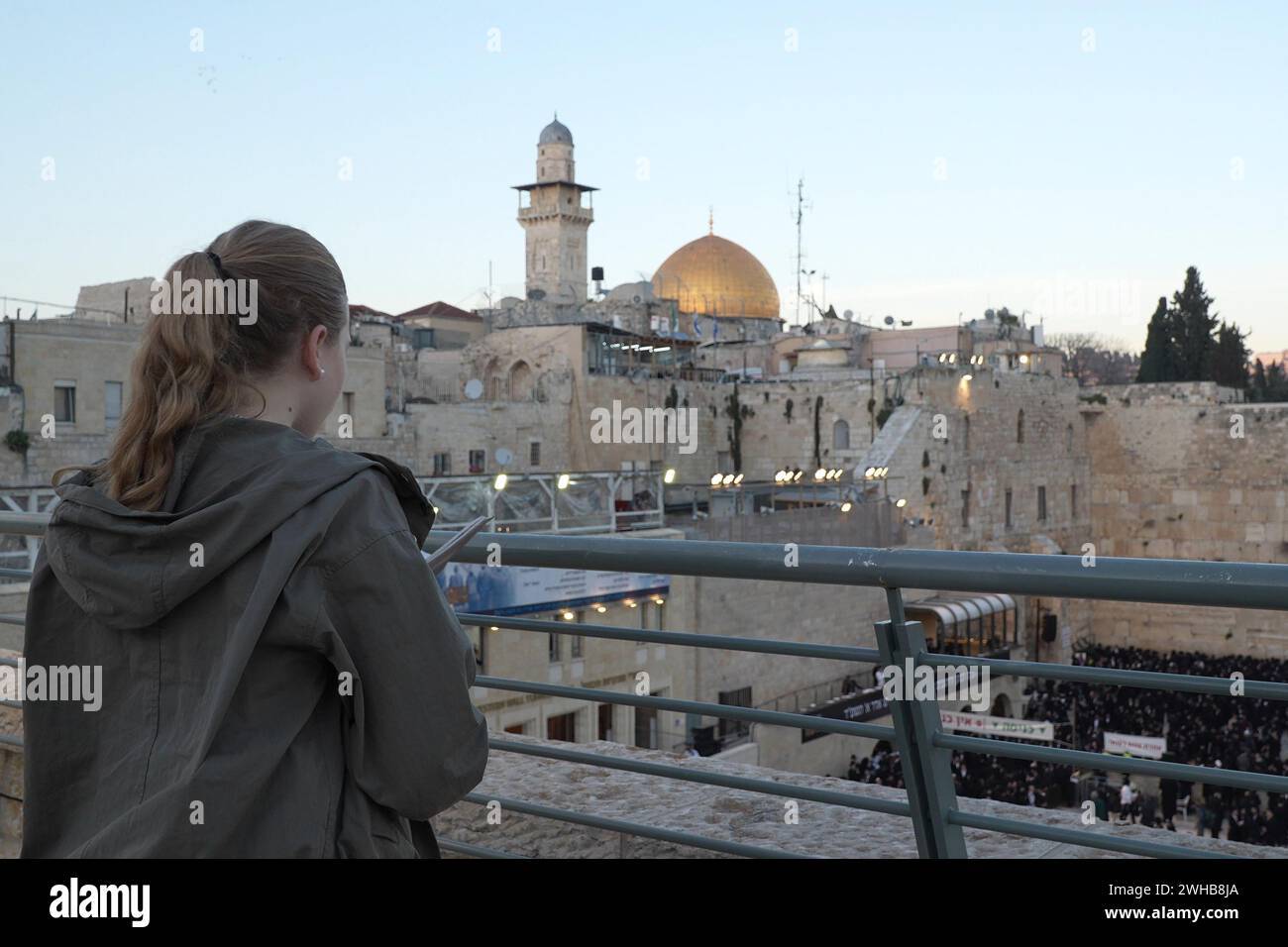 Une femme israélienne prie, alors que les Juifs ultra-orthodoxes se rassemblent pour un rassemblement de prière spécial dans le mur Occidental, plaidant pour le salut d'Israël, la libération des otages et la sécurité des soldats, au milieu du conflit dans le nord et le sud du pays le 8 février 2024 à Jérusalem Israël Banque D'Images
