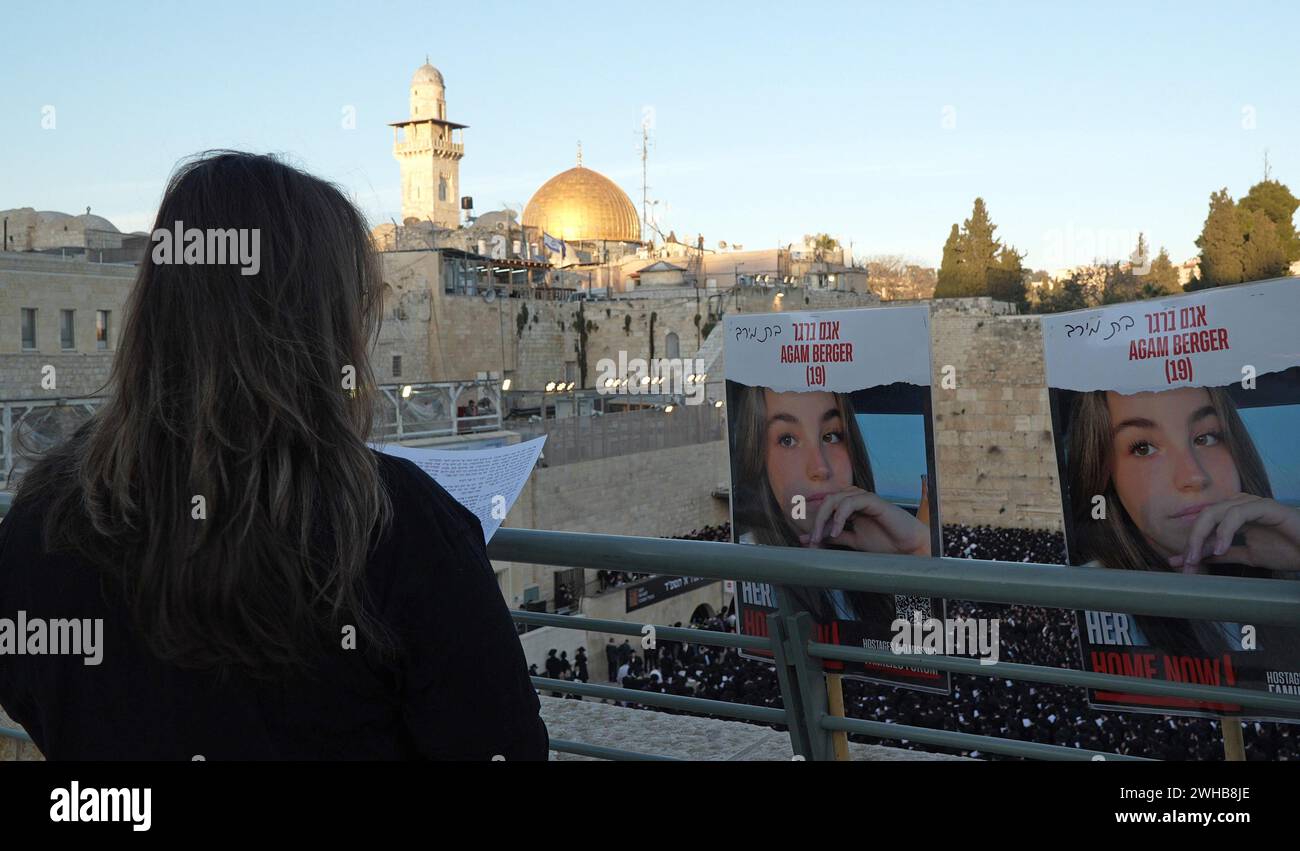 Mère d'Agam Berger du kibboutz Nir Oz qui est retenue en otage à Gaza, prie à côté d'affiches avec sa photo; alors que les Juifs ultra-orthodoxes se rassemblent pour un rassemblement de prière spécial dans le mur Occidental, plaidant pour le salut d'Israël, la libération des otages et la sécurité des soldats, au milieu du conflit dans le nord et le sud du pays le 8 février 2024 à Jérusalem Israël Banque D'Images