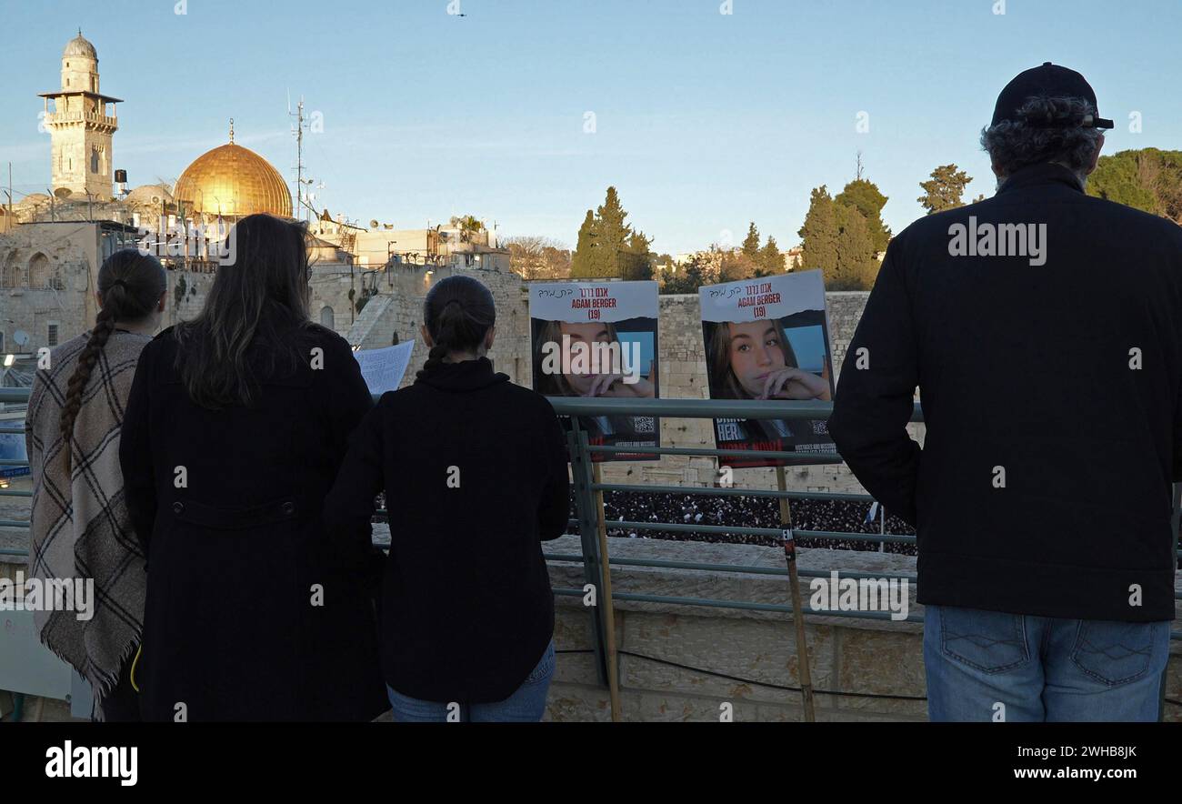 Mère d'Agam Berger du kibboutz Nir Oz qui est retenue en otage à Gaza, prie à côté d'affiches avec sa photo; alors que les Juifs ultra-orthodoxes se rassemblent pour un rassemblement de prière spécial dans le mur Occidental, plaidant pour le salut d'Israël, la libération des otages et la sécurité des soldats, au milieu du conflit dans le nord et le sud du pays le 8 février 2024 à Jérusalem Israël Banque D'Images Mère d'Agam Berger du kibboutz Nir Oz qui est retenue en otage à Gaza, prie à côté d'affiches avec sa photo; alors que les Juifs ultra-orthodoxes se rassemblent pour un rassemblement de prière spécial dans le mur Occidental, plaidant pour le salut d'Israël, la libération des otages et la sécurité des soldats, au milieu du conflit dans le nord et le sud du pays le 8 février 2024 à Jérusalem Israël Banque D'Images