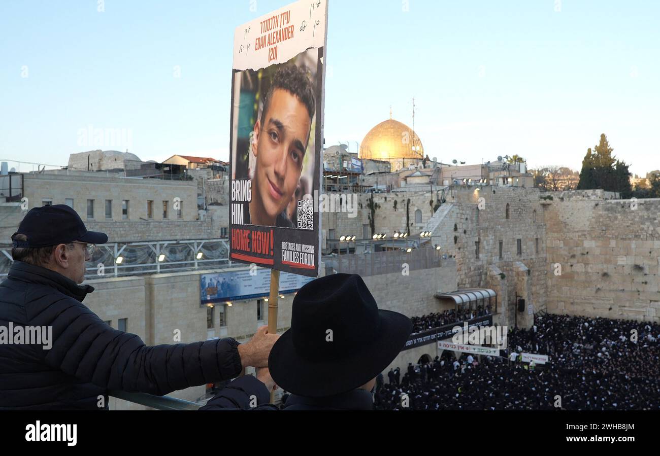 Les Israéliens prient et tiennent une affiche avec la photo d'Edan Alexander, du 51e bataillon de la Brigade Golani qui est retenu en otage à Gaza, alors que les Juifs ultra-orthodoxes se rassemblent pour un rassemblement de prière spécial dans le mur Occidental, plaidant pour le salut d'Israël, la libération des otages, et la sécurité des soldats, au milieu du conflit dans le nord et le sud du pays le 8 février 2024 à Jérusalem Israël Banque D'Images Les Israéliens prient et tiennent une affiche avec la photo d'Edan Alexander, du 51e bataillon de la Brigade Golani qui est retenu en otage à Gaza, alors que les Juifs ultra-orthodoxes se rassemblent pour un rassemblement de prière spécial dans le mur Occidental, plaidant pour le salut d'Israël, la libération des otages, et la sécurité des soldats, au milieu du conflit dans le nord et le sud du pays le 8 février 2024 à Jérusalem Israël Banque D'Images