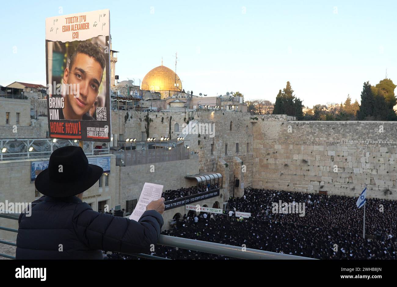 Une femme juive religieuse prie et tient une affiche avec une photo d'Edan Alexander, du 51e bataillon de la Brigade Golani qui est retenu en otage à Gaza, alors que les Juifs ultra-orthodoxes se rassemblent pour un rassemblement de prière spécial dans le mur Occidental, plaidant pour le salut d'Israël, la libération des otages, et la sécurité des soldats, au milieu du conflit dans le nord et le sud du pays le 8 février 2024 à Jérusalem Israël Banque D'Images Une femme juive religieuse prie et tient une affiche avec une photo d'Edan Alexander, du 51e bataillon de la Brigade Golani qui est retenu en otage à Gaza, alors que les Juifs ultra-orthodoxes se rassemblent pour un rassemblement de prière spécial dans le mur Occidental, plaidant pour le salut d'Israël, la libération des otages, et la sécurité des soldats, au milieu du conflit dans le nord et le sud du pays le 8 février 2024 à Jérusalem Israël Banque D'Images