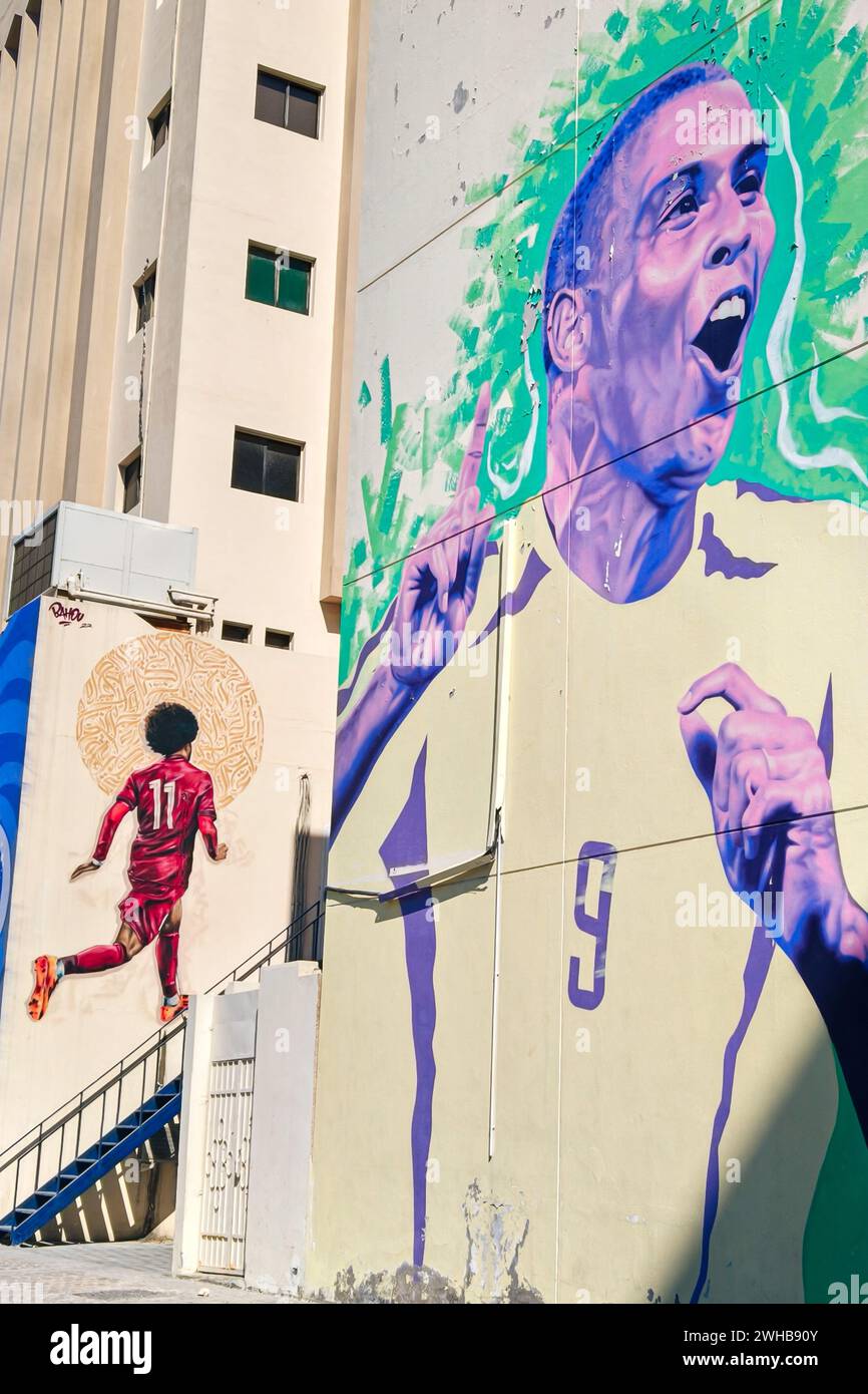 Doha, Qatar. 9 février 2024. Les peintures murales de la star du football brésilien Ronaldo et de la star du football qatarien Akram Afif sont vues dans les rues d'Al Bidda pendant la Coupe d'Asie de l'AFC. Crédit : Meng Gao/Alamy Live News Banque D'Images