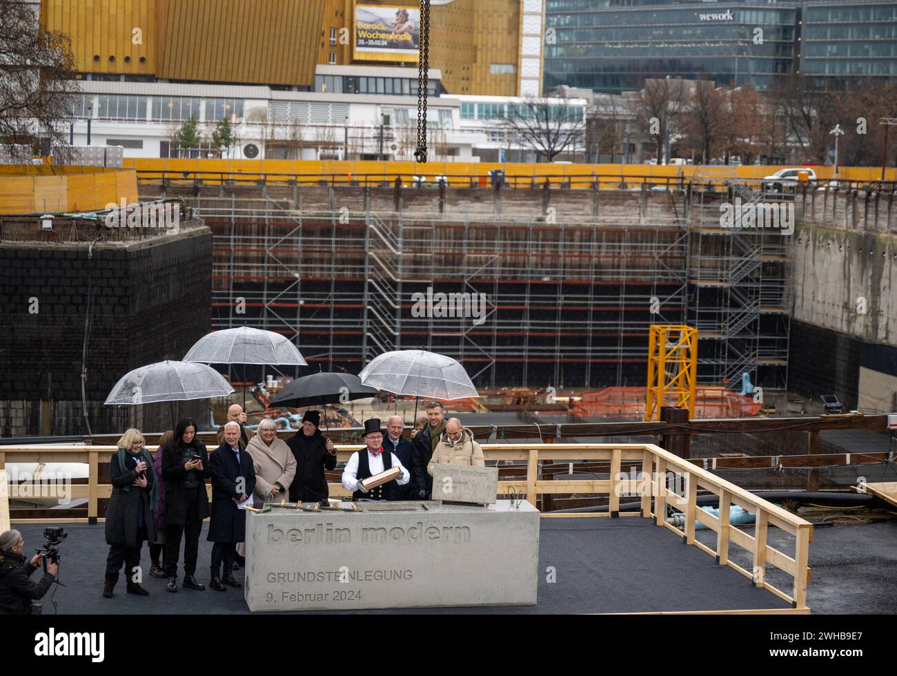 Berlin, Allemagne. 09th Feb, 2024. Les participants au projet et les invités se tiennent sur le chantier du nouveau musée moderne de berlin lors d’une séance photo pour marquer la pose de la première pierre. La maison d'art du XXe siècle est en cours de construction au Kulturforum selon les plans des architectes suisses Herzog & de Meuron. C'est actuellement l'un des plus grands projets de musées en Allemagne. Crédit : Monika Skolimowska/dpa/Alamy Live News Banque D'Images