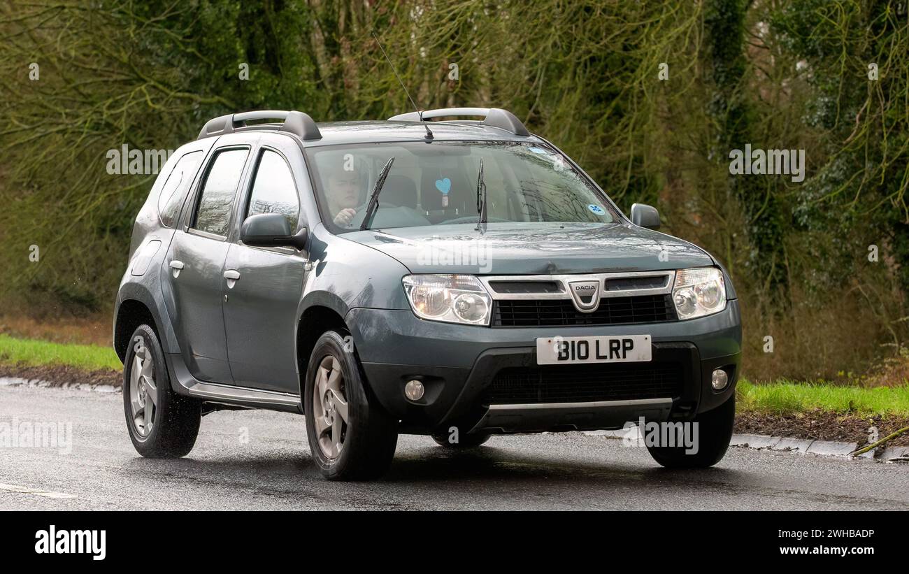 Milton Keynes, UK-9 février 2024 : 2014 voiture grise Dacia Duster conduisant sur une route anglaise Banque D'Images