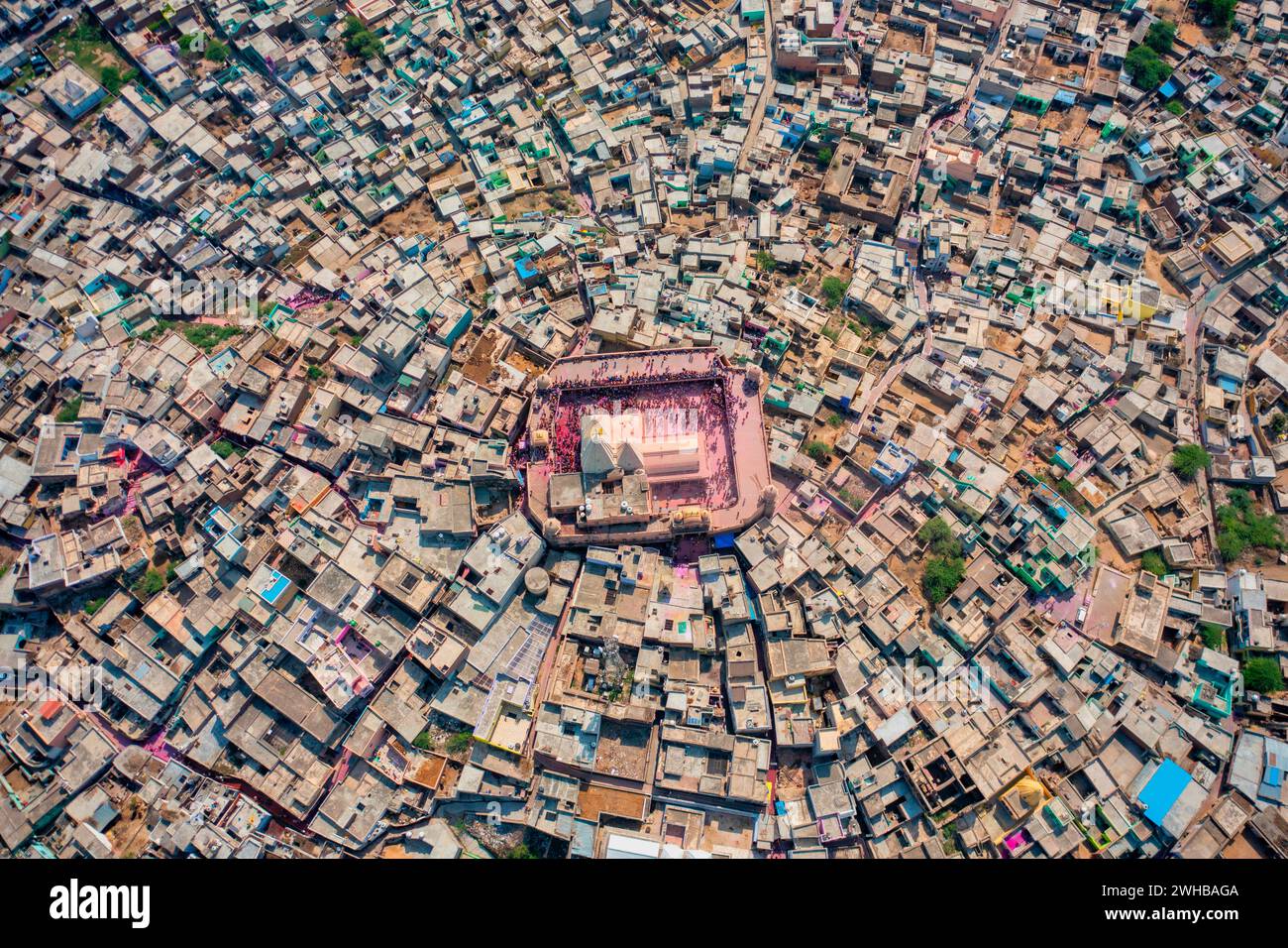 Vue aérienne de personnes célébrant le festival des couleurs saintes près du temple Shri Baba, Mathura, Uttar Pradesh, Inde. Banque D'Images