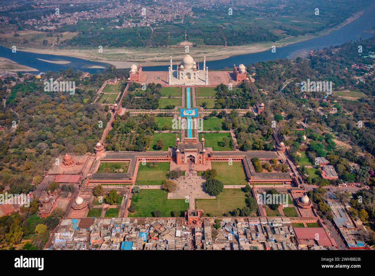 Vue aérienne du Taj Mahal le long de la rivière Yamuna, Agra, Uttar Pradesh, Inde. Banque D'Images