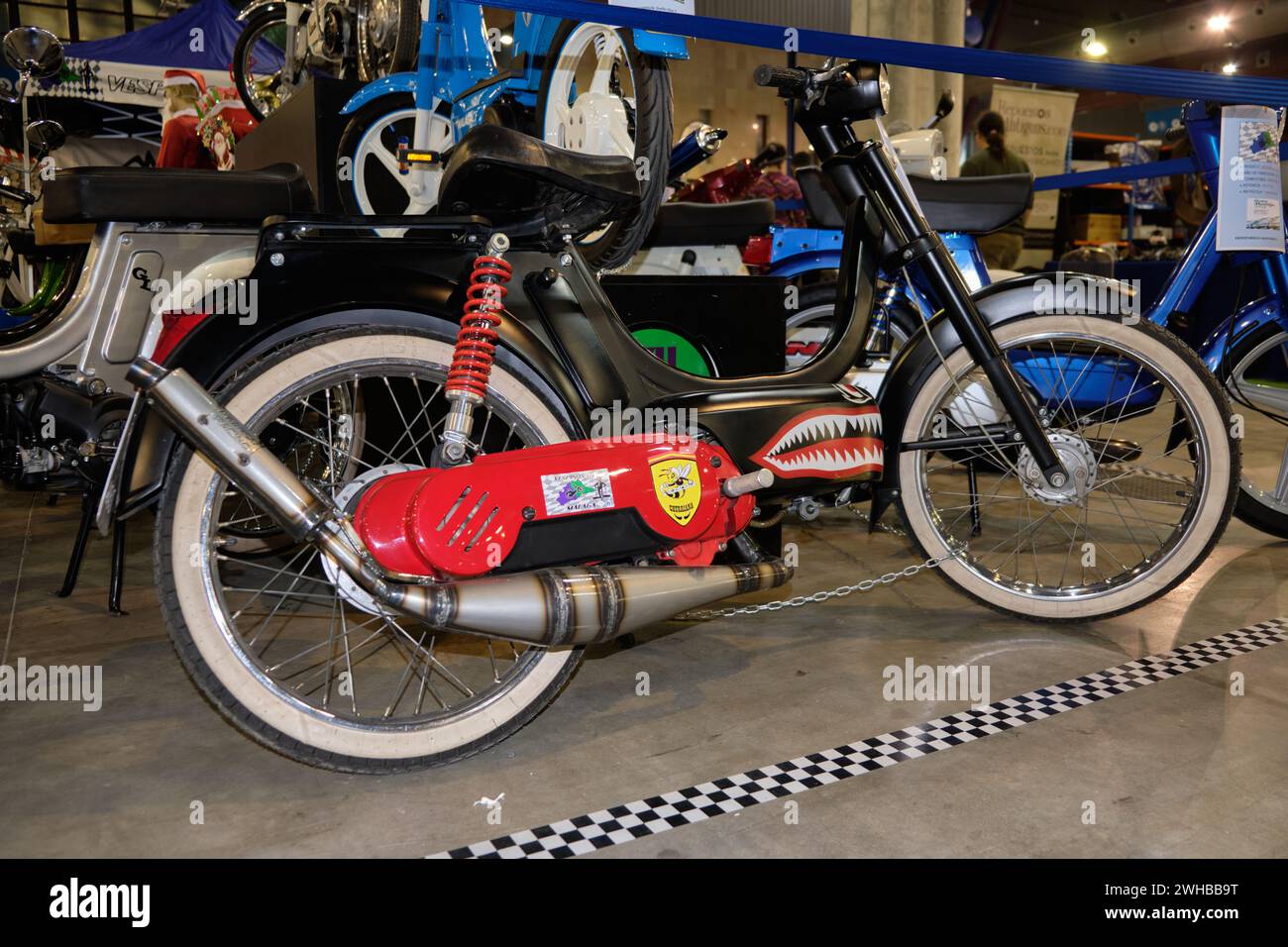 Cyclomoteur modifié Vespino GL au salon de l'automobile Retro Málaga Classic. Espagne. Banque D'Images