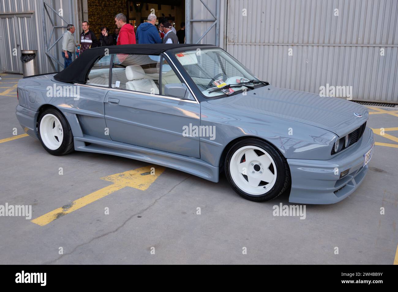 BMW série 3 modifiée E30 cabrio au salon de l'automobile Retro Málaga Classic. Espagne. Banque D'Images