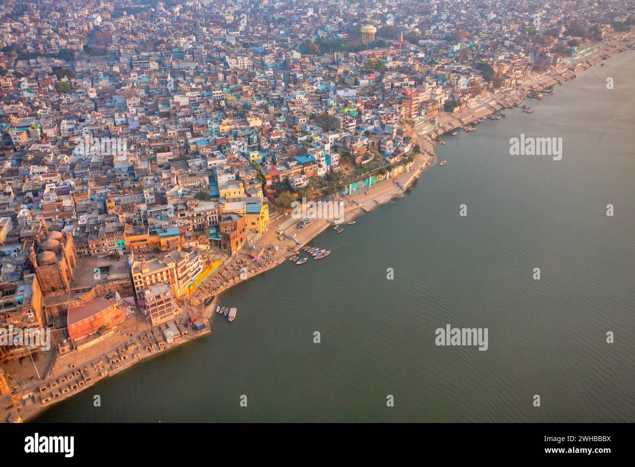 Vue aérienne de Varanasi, la capitale spirituelle de l'Inde et des Ghats à Varanasi, sur le fleuve Ganges à Varanasi, Uttar Pradesh, Inde. Banque D'Images Vue aérienne de Varanasi, la capitale spirituelle de l'Inde et des Ghats à Varanasi, sur le fleuve Ganges à Varanasi, Uttar Pradesh, Inde. Banque D'Images