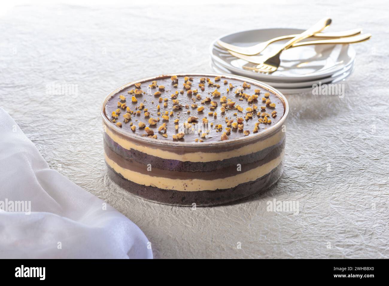 Cheesecake au chocolat avec des noix écrasées sur le dessus Banque D'Images