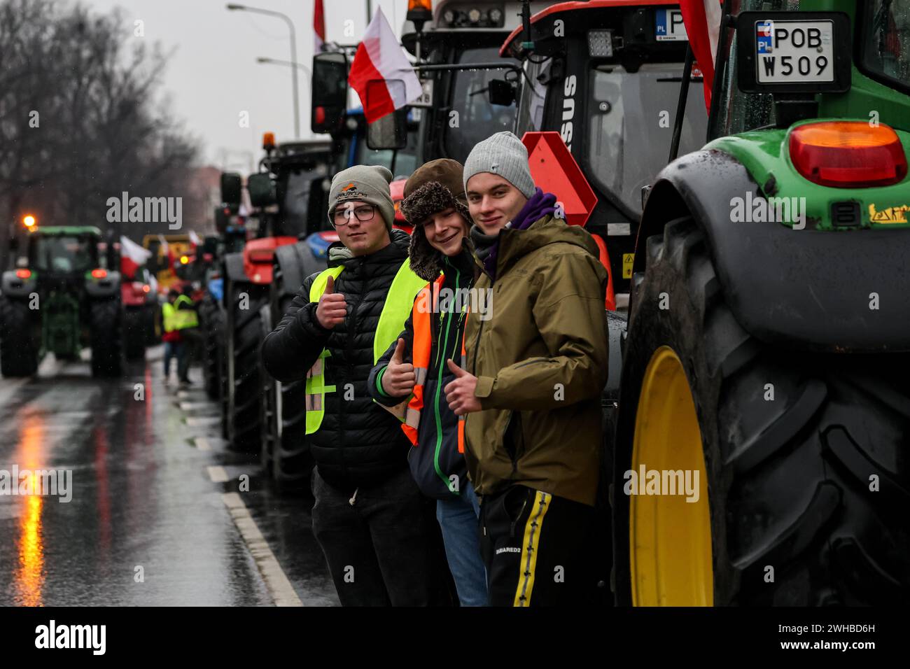 Poznan, Pologne, 9 février 2024. Les agriculteurs de la région de la Grande Pologne, dans l'ouest de la Pologne, se tiennent devant leurs tracteurs alors qu'ils bloquent la route Aleja Niepodleglosci dans le centre de Poznań, la capitale de la Grande Pologne, devant le bureau du maréchal régional pendant la grève nationale des agriculteurs. La manifestation en Pologne s'inscrit dans le cadre de la protestation des agriculteurs européens contre les règlements du Green Deal de l'UE. Les agriculteurs polonais demandent également une modification de l'accord de l'UE avec l'Ukraine concernant l'importation de produits agricoles dans l'UE. La manifestation à Poznań, la capitale de la Grande Pologne, a été organisée par Banque D'Images
