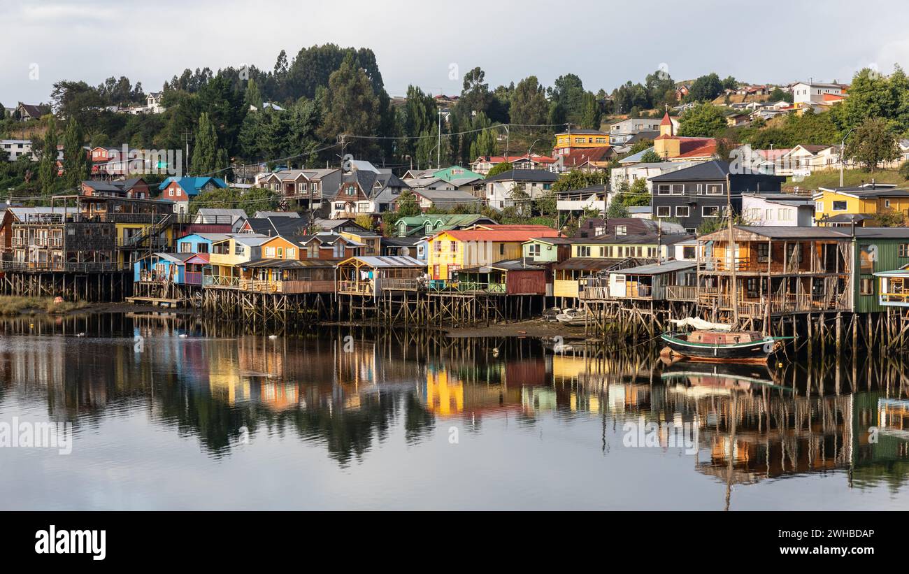 Maisons colorées sur pilotis, soi-disant palafitos, de la capitale de Castro sur l'île de Chiloé au Chili. Banque D'Images