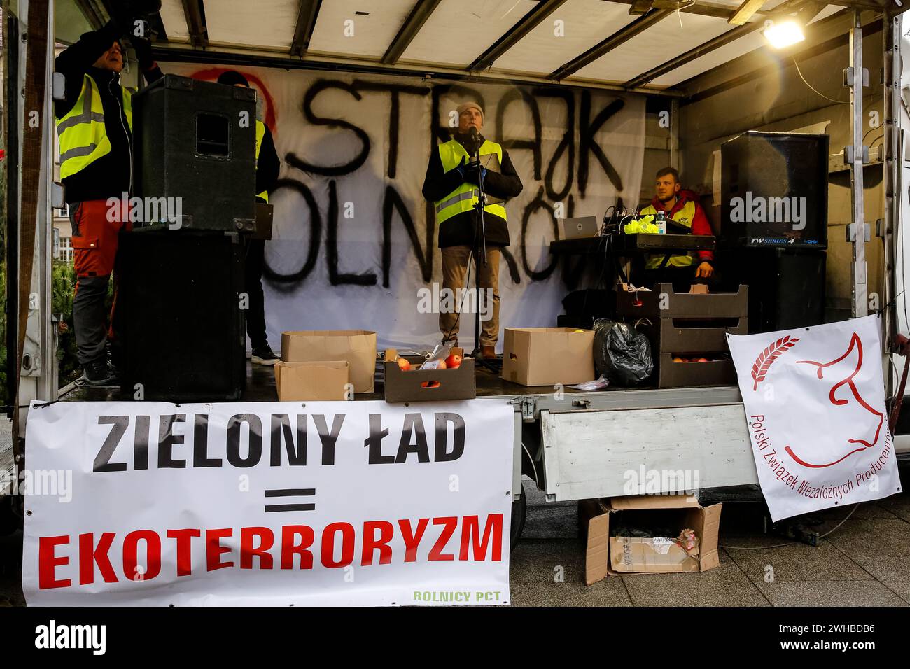 Poznan, Pologne, 9 février 2024. Les agriculteurs de la région de la Grande Pologne, dans l'ouest de la Pologne, parlent d'un podium alors qu'ils bloquent la route Aleja Niepodleglosci dans le centre de Poznań, la capitale de la Grande Pologne, devant le bureau du maréchal de la région pendant la grève nationale des agriculteurs. La manifestation en Pologne s'inscrit dans le cadre de la protestation des agriculteurs européens contre les règlements du Green Deal de l'UE. Les agriculteurs polonais demandent également une modification de l'accord de l'UE avec l'Ukraine concernant l'importation de produits agricoles dans l'UE. La manifestation à Poznań, capitale de la Grande Pologne, a été organisée par Rola Wielkop Banque D'Images