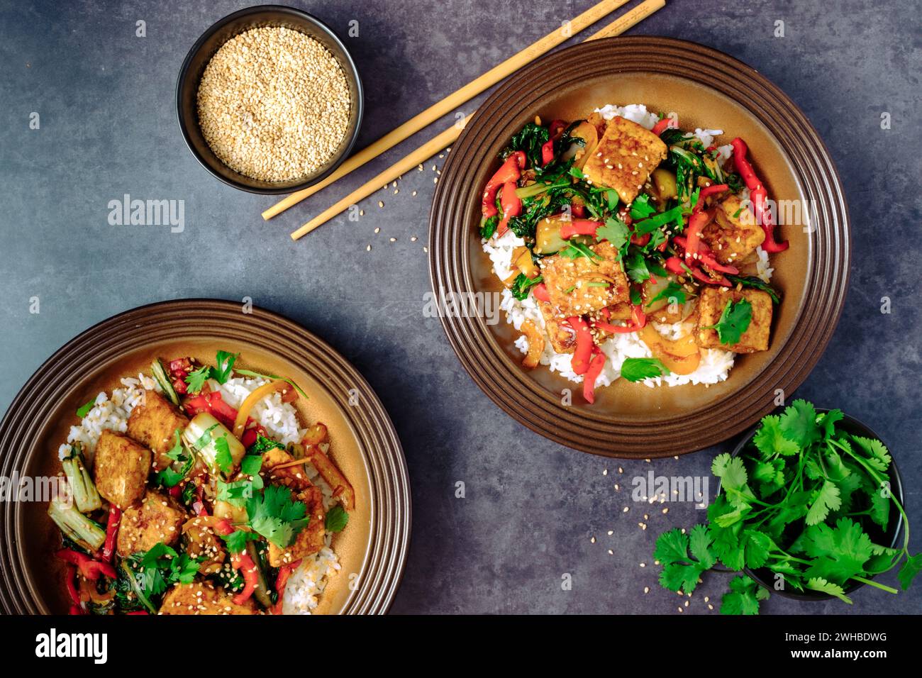 Pose à plat de tofu sauté. Concept de recette végétalienne. Concept de nourriture asiatique. Banque D'Images