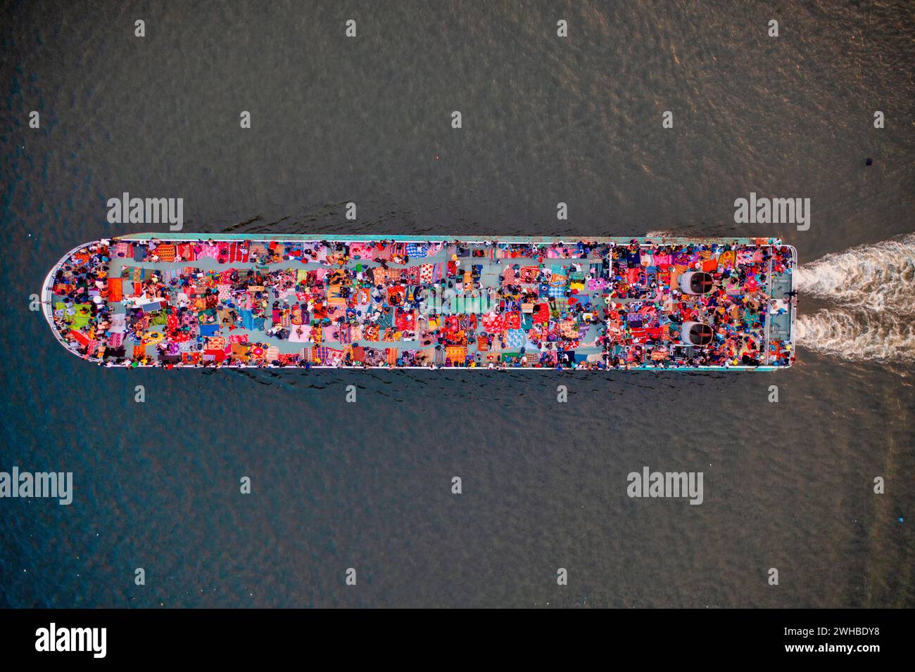 Vue aérienne des personnes à bord d'un navire à passagers le long de la rivière Buriganga, Dhaka, Bangladesh. Banque D'Images