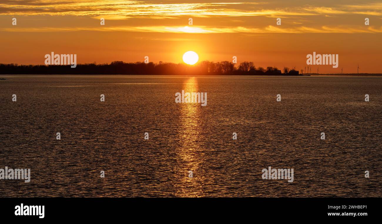 Couleurs d'un coucher de soleil en hiver sur le lac Ontario, Canada Banque D'Images