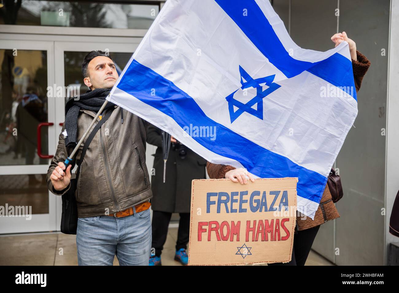 Berlin, Allemagne. 09th Feb, 2024. Les participants à une manifestation silencieuse organisée par une initiative pour la sécurité des étudiants juifs à Freie Universität Berlin tiennent un drapeau israélien. Un étudiant juif a été hospitalisé avec des os cassés au visage après qu'un autre étudiant pro-palestinien l'aurait frappé à coups de poing et de pied à Berlin-Mitte. Crédit : Christoph Soeder/dpa/Alamy Live News Banque D'Images
