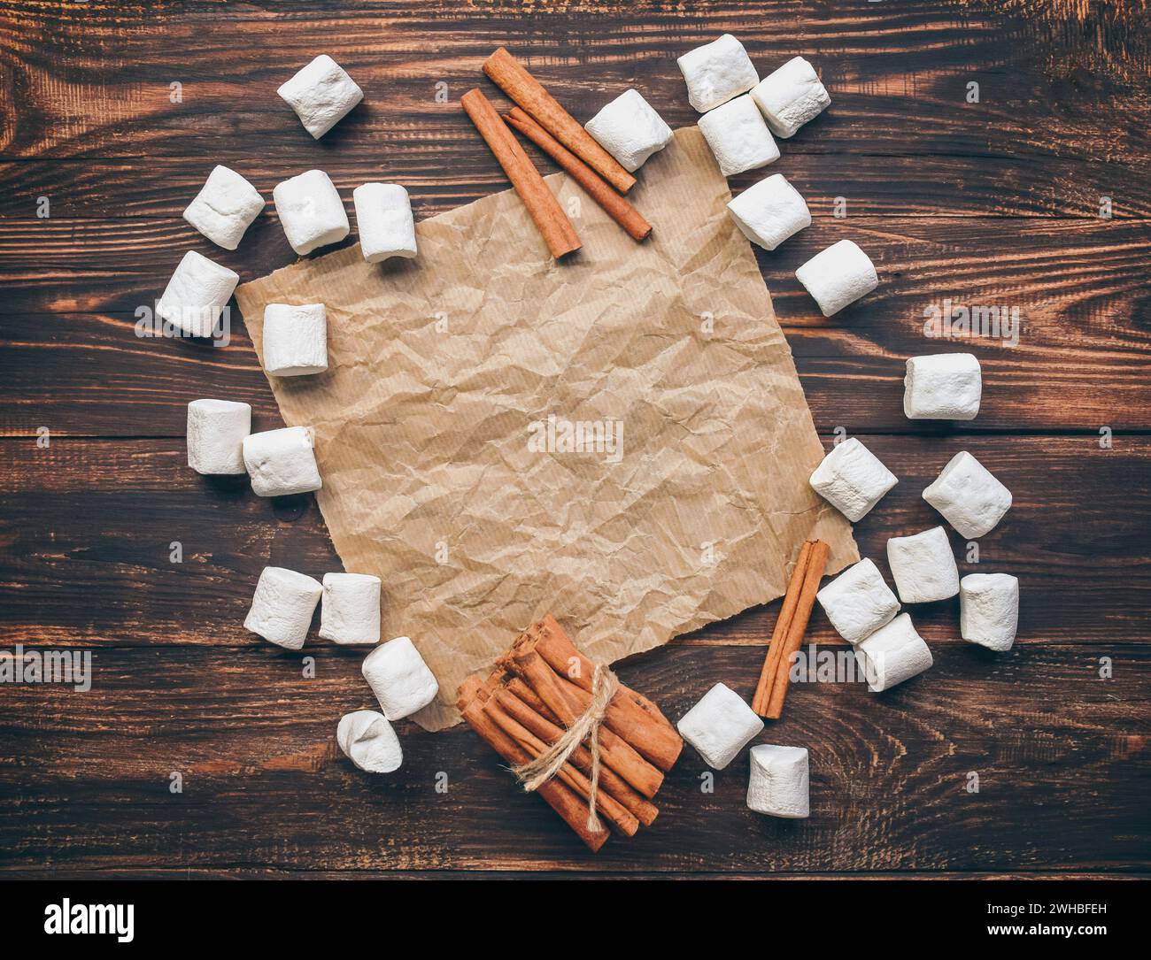 marshmallow. Délicieuses guimauves bouffantes sur une table en bois, gros plan. Journées d'hiver douillettes. Hygge. Espace pour le texte. Banque D'Images