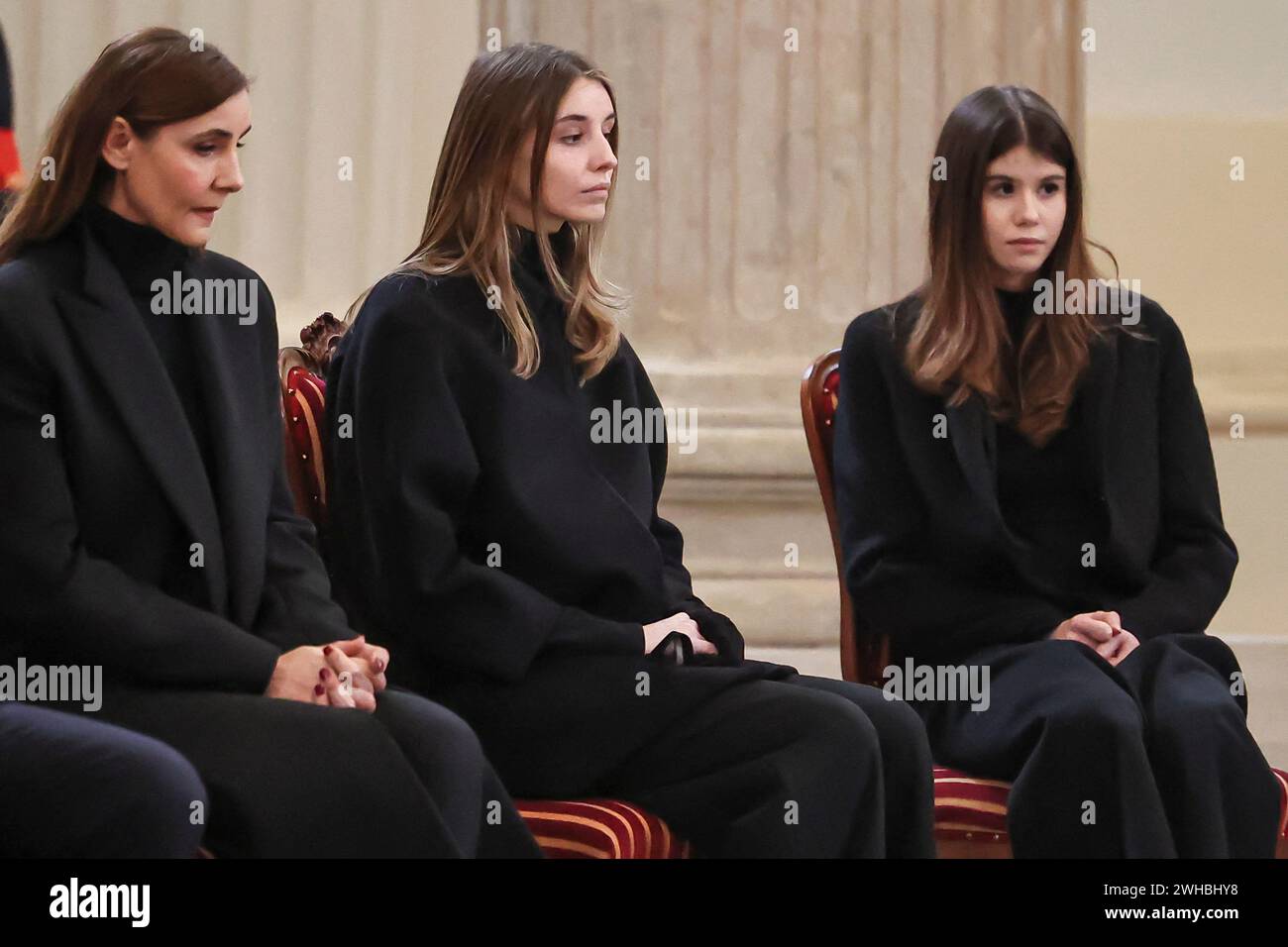 Turin, Italie. 11 octobre 2023. Le prince Emanuele Filiberto de Savoie avec sa famille : son épouse Clotilde Courau, et ses dauges Vittoria di Savoia et Luisa di Savoia assistent à l'ouverture officielle de la chambre funéraire de l'église Saint Umberto de SAR le prince Vittorio Emanuele de Savoie. Venaria Reale (Italie) 9 février 2024. Photo de Marco Piovanotto/Abacapress.com crédit : Abaca Press/Alamy Live News Banque D'Images