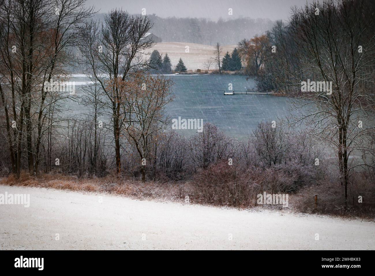 Une tempête hivernale commence au-dessus du lac Hartlaub près de Manitowoc, Wisconsin. Banque D'Images