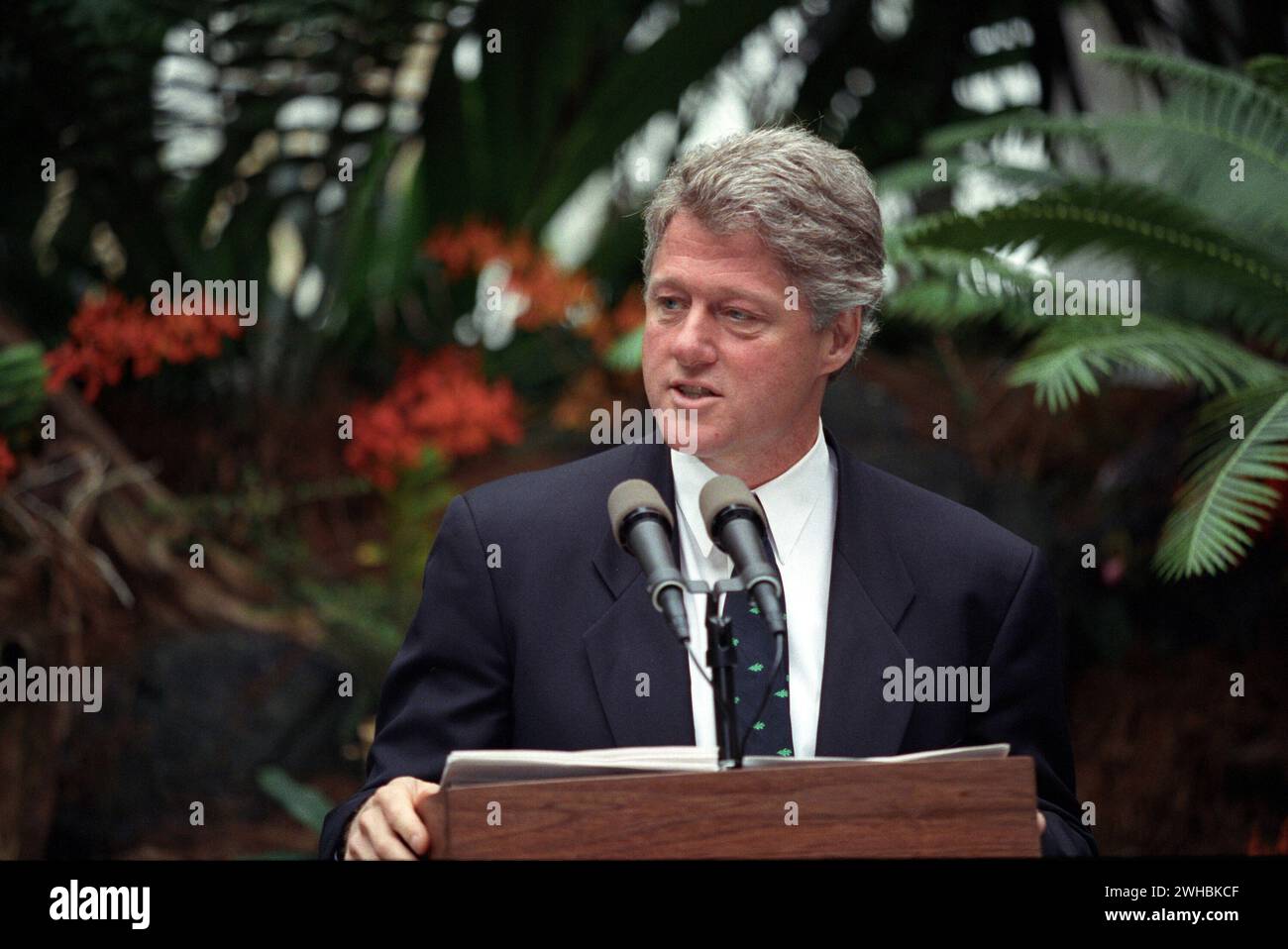 Le président Bill Clinton prononce un discours lors d'un événement du jour de la Terre au jardin botanique des États-Unis, le 1993 avril Banque D'Images