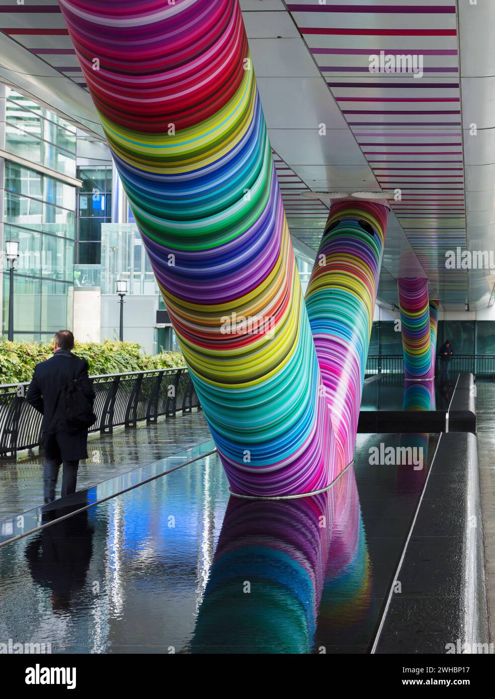 « Click Your Heels Together Three Times » œuvre d'Adam Nathaniel Furman. Adams Plaza Bridge, Canary Wharf, Londres. Banque D'Images