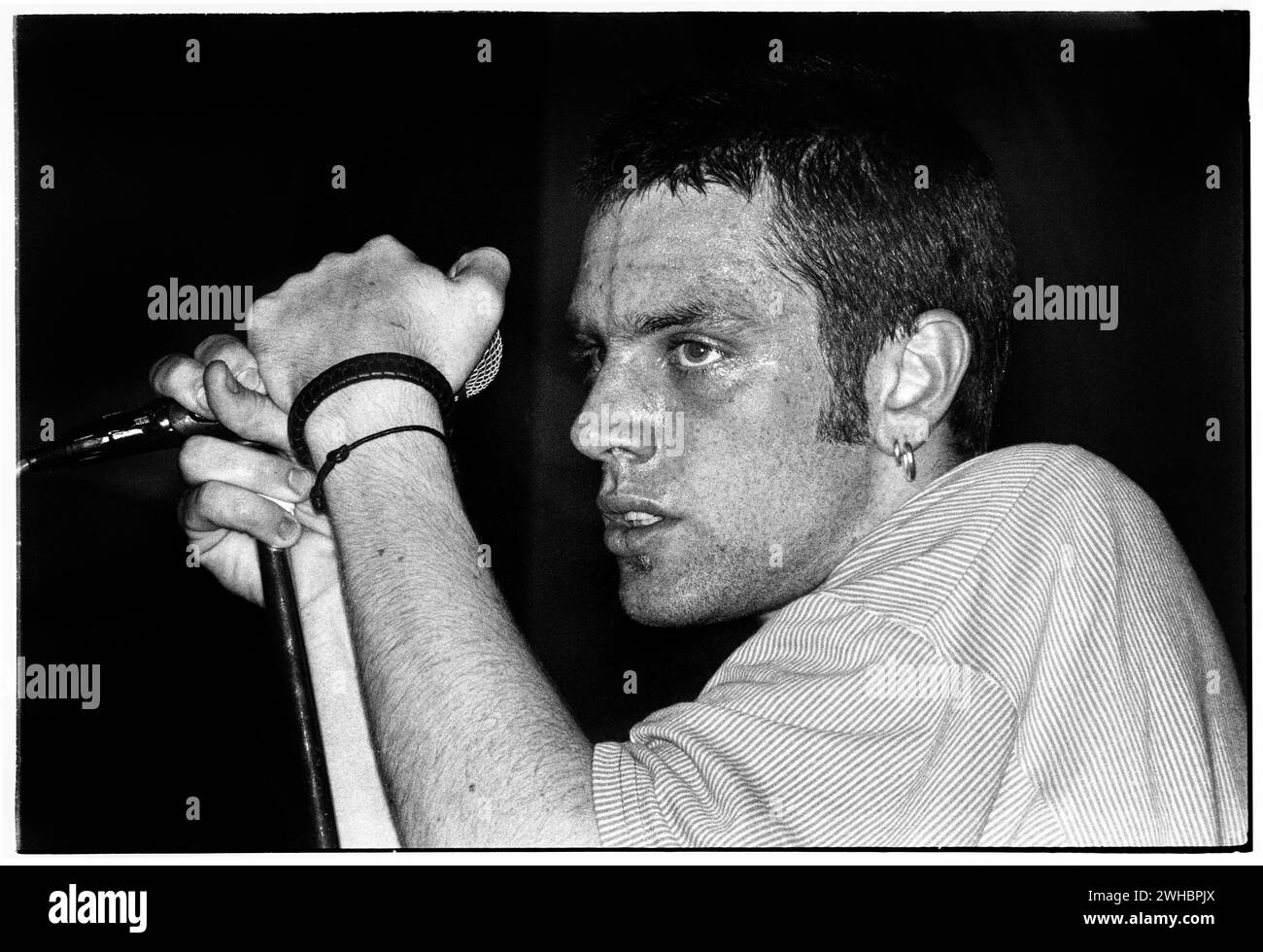 John 'Haggis' Hegarty du groupe Emperor of Ice Cream jouant au terminal de l'Université de Cardiff à Cardiff, pays de Galles le 3 juin 1994. Photo : Rob Watkins. INFO : Emperor of Ice Cream, un groupe de rock alternatif irlandais formé dans les années 90, a livré un son dynamique et guidé par la guitare. Leur album 'The Sunshine Here' met en valeur leur sensibilité mélodique. Bien que de courte durée, ils ont laissé une marque sur la scène musicale irlandaise. Banque D'Images