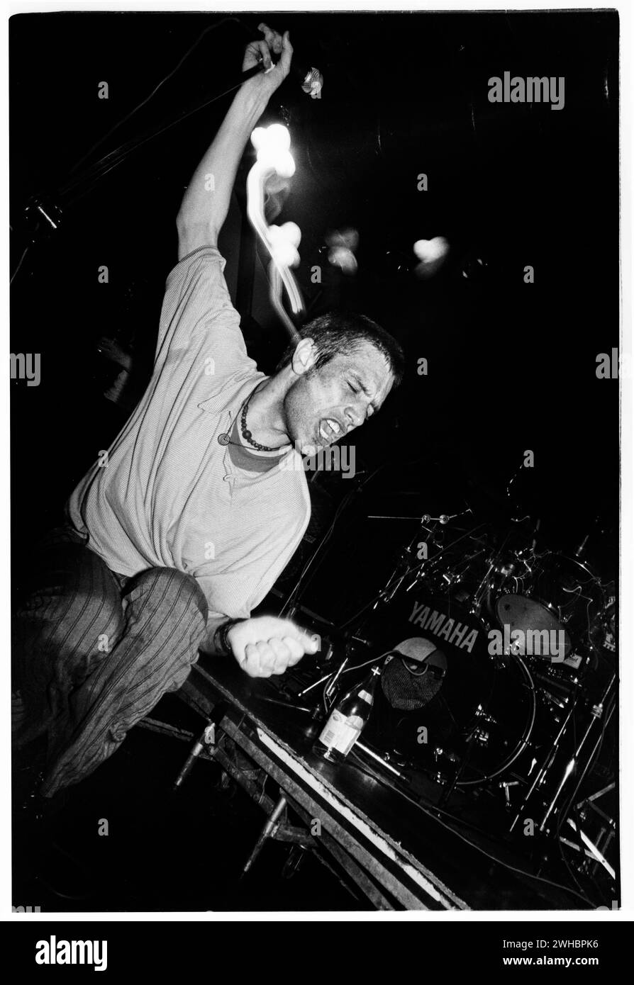 John 'Haggis' Hegarty du groupe Emperor of Ice Cream jouant au terminal de l'Université de Cardiff à Cardiff, pays de Galles le 3 juin 1994. Photo : Rob Watkins. INFO : Emperor of Ice Cream, un groupe de rock alternatif irlandais formé dans les années 90, a livré un son dynamique et guidé par la guitare. Leur album 'The Sunshine Here' met en valeur leur sensibilité mélodique. Bien que de courte durée, ils ont laissé une marque sur la scène musicale irlandaise. Banque D'Images