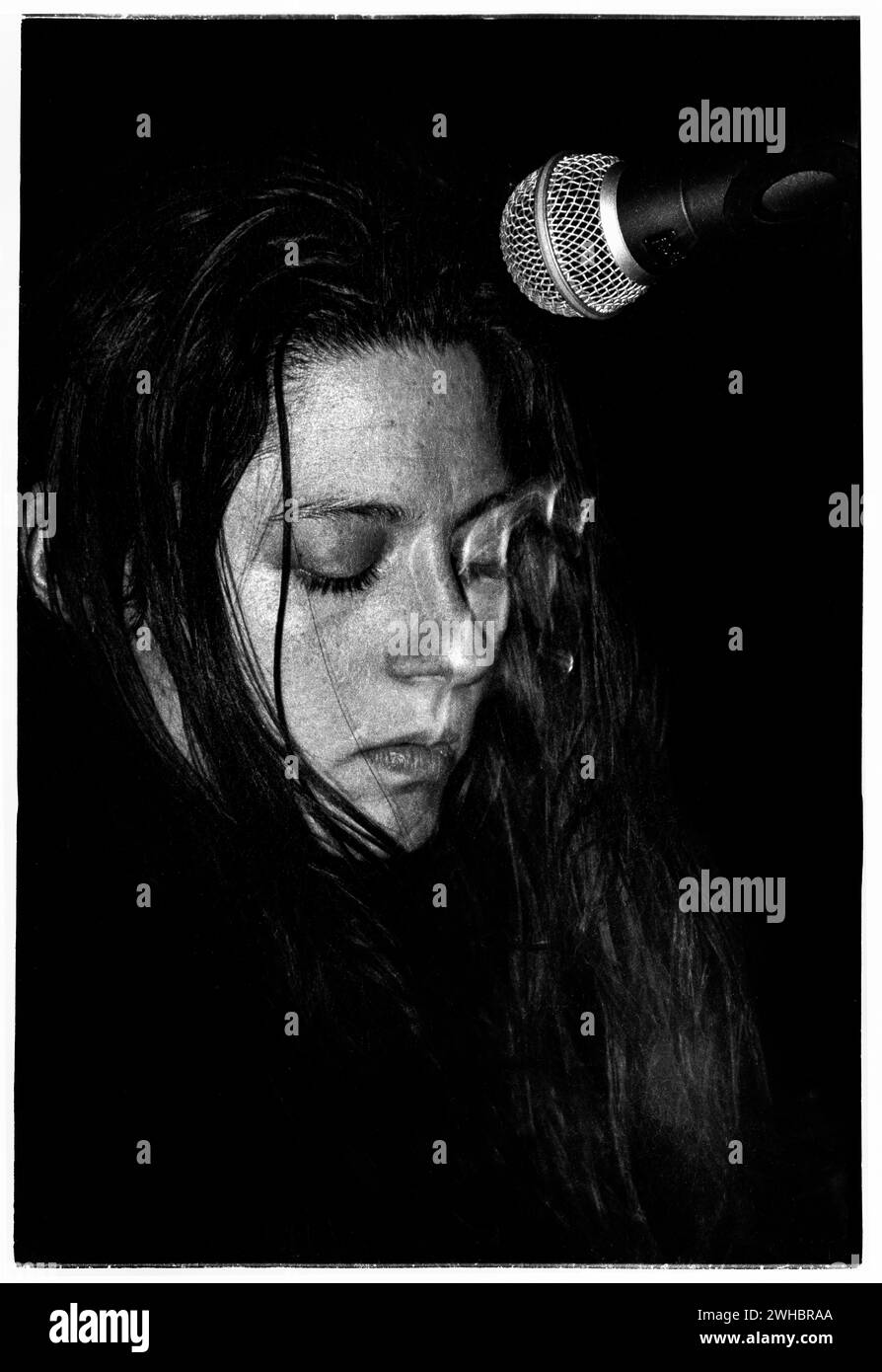 MARY LORSON, MADDER ROSE, NEWPORT, 1994 : chanteuse Mary Lorson du groupe indépendant Madder Rose au Legendary TJs à Newport, au pays de Galles, le 1er février 1994. Photo : Rob Watkins. INFO : Madder Rose, un groupe de rock alternatif américain formé au début des années 90, a captivé les auditeurs avec leur sonorité rêveuse et guidée par la guitare. Des albums comme 'Panic on' ont mis en valeur leurs sensibilités mélodiques, laissant une impression sur le paysage musical alternatif avec leurs compositions émotives et atmosphériques. Banque D'Images