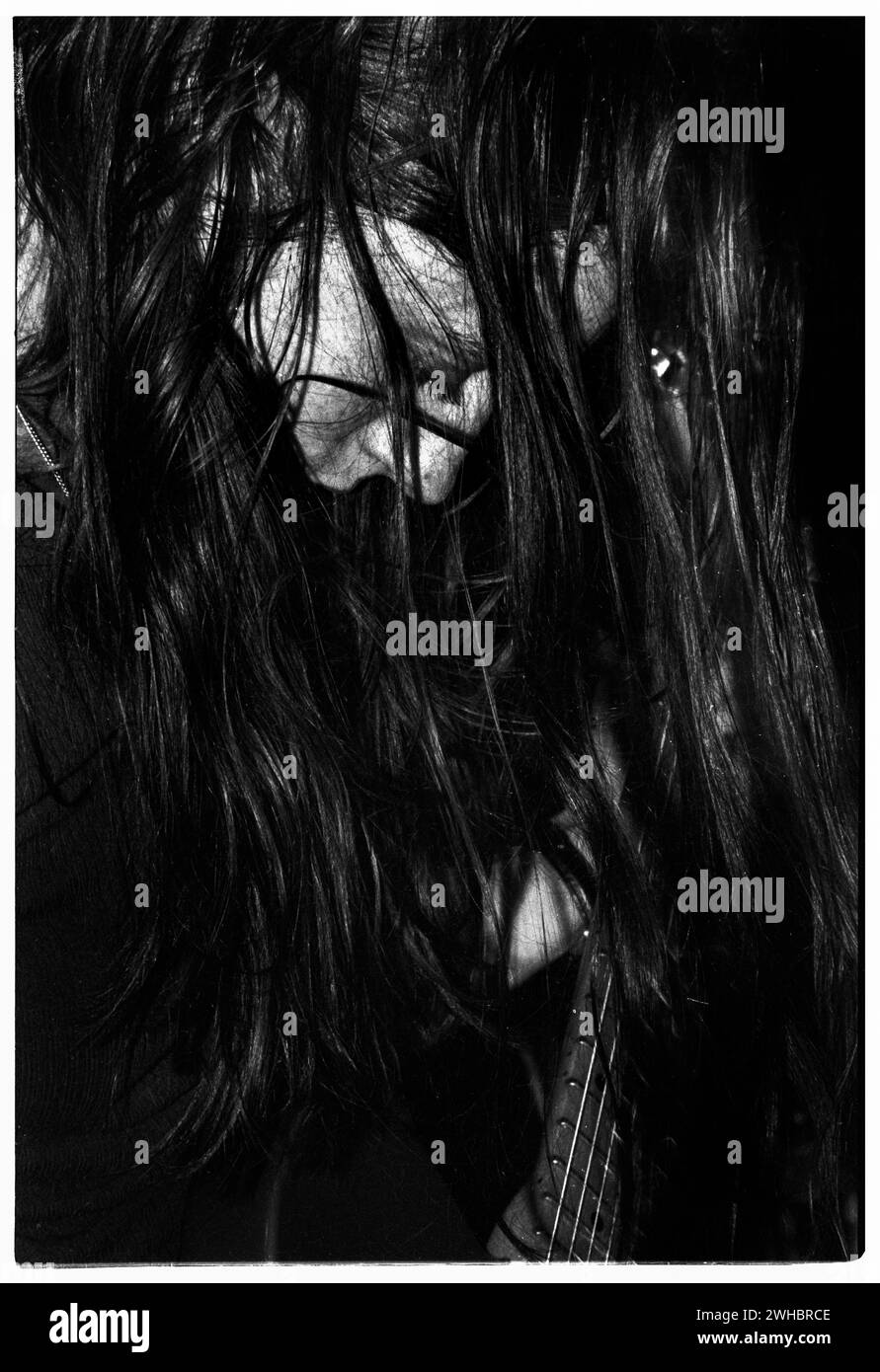 MARY LORSON, MADDER ROSE, NEWPORT, 1994 : chanteuse Mary Lorson du groupe indépendant Madder Rose au Legendary TJs à Newport, au pays de Galles, le 1er février 1994. Photo : Rob Watkins. INFO : Madder Rose, un groupe de rock alternatif américain formé au début des années 90, a captivé les auditeurs avec leur sonorité rêveuse et guidée par la guitare. Des albums comme 'Panic on' ont mis en valeur leurs sensibilités mélodiques, laissant une impression sur le paysage musical alternatif avec leurs compositions émotives et atmosphériques. Banque D'Images