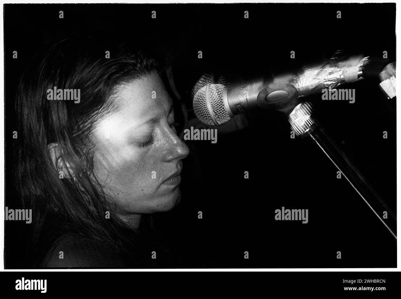 MARY LORSON, MADDER ROSE, NEWPORT, 1994 : chanteuse Mary Lorson du groupe indépendant Madder Rose au Legendary TJs à Newport, au pays de Galles, le 1er février 1994. Photo : Rob Watkins. INFO : Madder Rose, un groupe de rock alternatif américain formé au début des années 90, a captivé les auditeurs avec leur sonorité rêveuse et guidée par la guitare. Des albums comme 'Panic on' ont mis en valeur leurs sensibilités mélodiques, laissant une impression sur le paysage musical alternatif avec leurs compositions émotives et atmosphériques. Banque D'Images