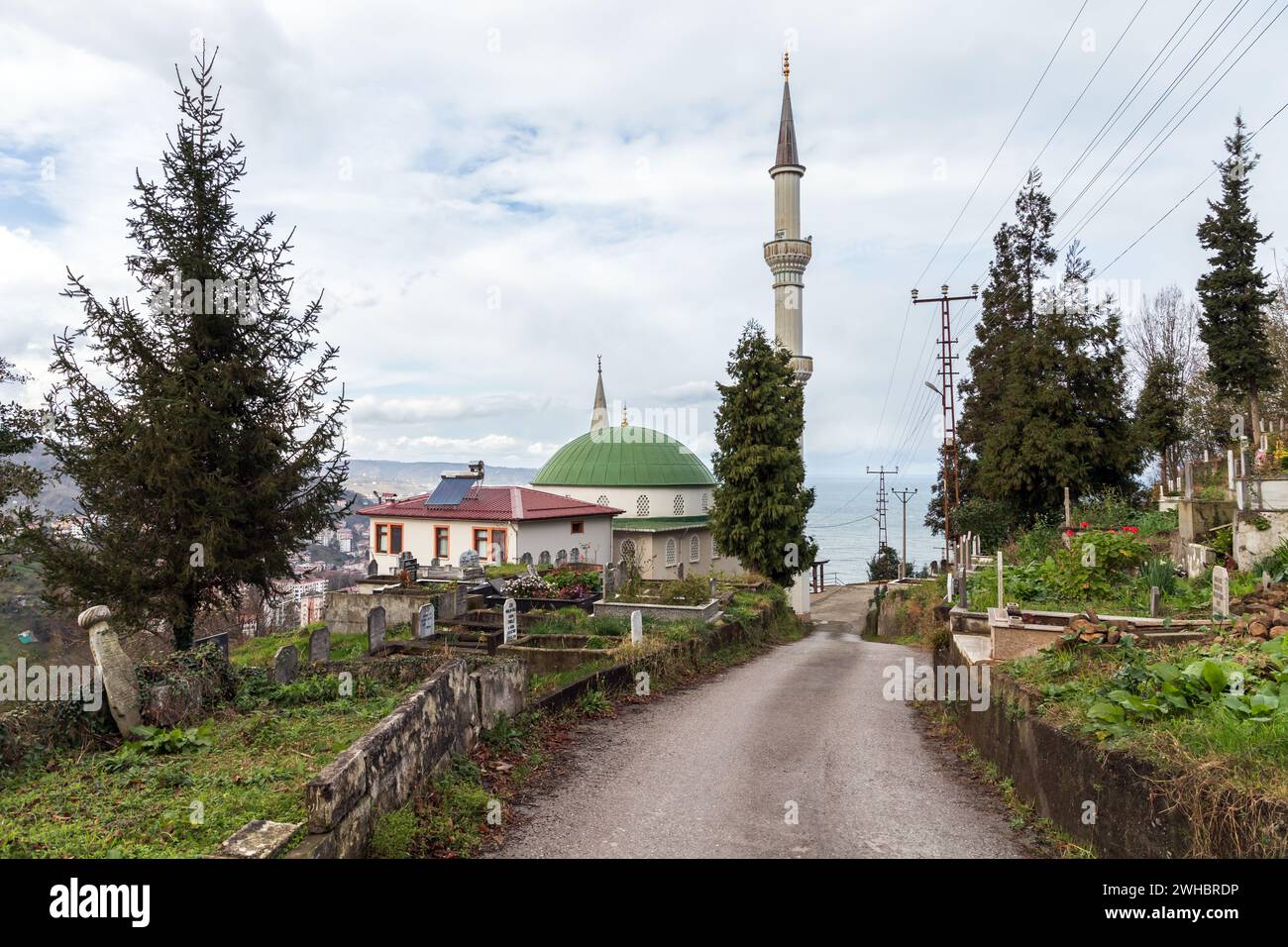 Surmene, Turquie - 21 décembre 2021 : Soguksu Mahallesi Orta Camii. Vue sur la rue avec la mosquée de la ville de Surmene, quartier Trabzon Banque D'Images
