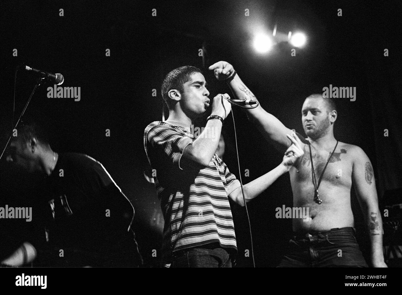 Deeder Zaman de l'Asian Dub Foundation jouant en direct à l'Université de Bristol Anson Rooms, Bristol, Angleterre lors du NME Bratbus Tour le 24 janvier 1998. Photo : Rob Watkins. INFO : Asian Dub Foundation, un groupe de musique électronique britannique formé en 1993, fusionne des éléments de dub, punk, hip-hop et musique sud-asiatique. Leurs paroles politiquement chargées et leurs rythmes énergiques, illustrés dans des albums comme Rafi's Revenge, les ont rendus influents sur la scène musicale fusion. Banque D'Images