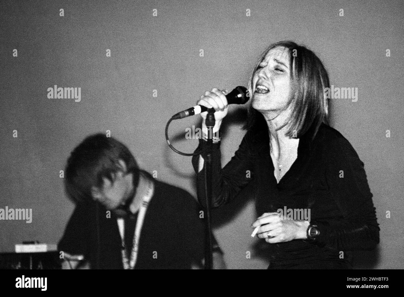 PORTIHEAD, Bristol FREE CONCERT, 1998 : Beth Gibbons de Portishead chantant au Bristol Community Free Festival à Ashton court, Bristol, Angleterre le 19 juillet 1998. Le groupe tourne avec leur 2e album 'Portishead' et fait une pause de 9 ans peu après ce concert. Photo : Rob Watkins. INFO : Portishead, un groupe britannique de trip-hop formé en 1991, a redéfini la musique électronique avec leur son sombre et atmosphérique. Des albums comme 'Dummy' ont présenté leurs mélodies envoûtantes et la voix émotive de Beth Gibbons, cimentant leur statut de pionniers du genre. Banque D'Images