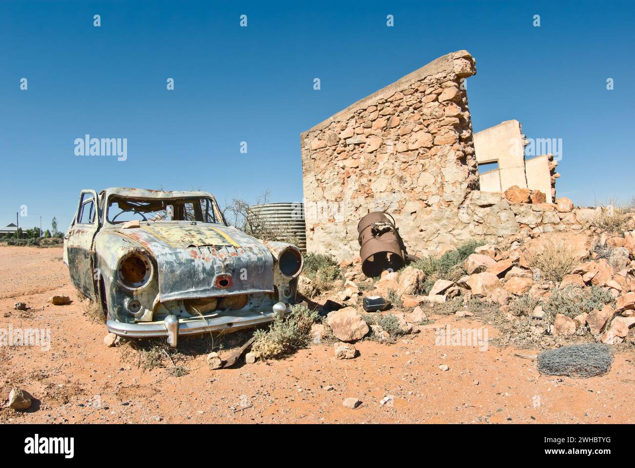 Vieille voiture dans le désert Banque D'Images Vieille voiture dans le désert Banque D'Images