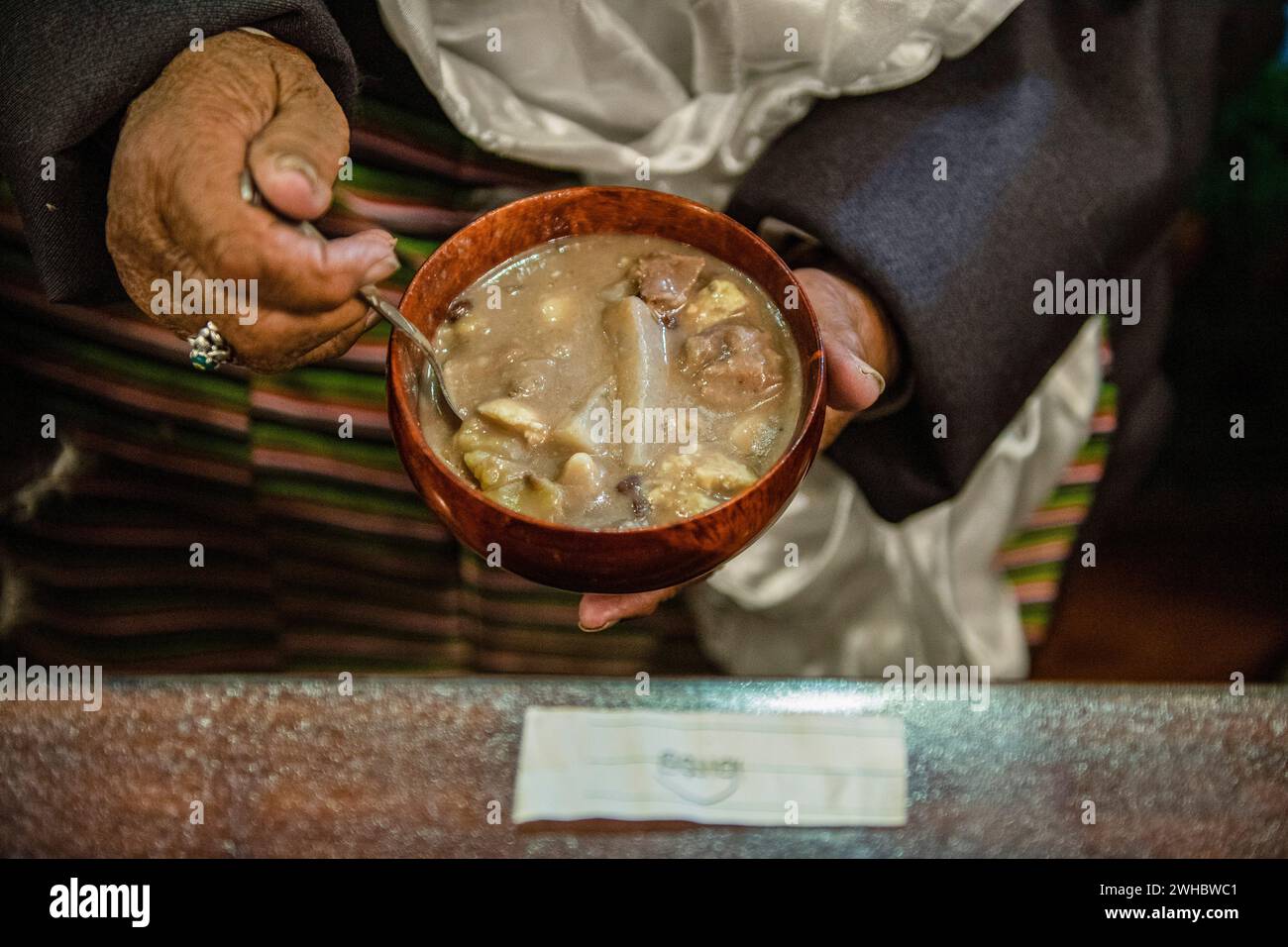 (240209) -- LHASSA, 9 février 2024 (Xinhua) -- Sichod Wangmo a du gutu chez lui dans le comté de Damxung, dans la région autonome de Xizang, au sud-ouest de la Chine, 8 février 2024. Le nouvel an tibétain coïncide avec le nouvel an lunaire chinois, ou la fête du printemps, qui tombe le 10 février de cette année. Deux jours avant le nouvel an tibétain est le traditionnel « Gutu Eve » pour que les familles puissent se régaler de « gutu », une soupe traditionnelle à base de farine, à la maison. 'Gu' en tibétain signifie neuf, ce qui est un nombre chanceux. 'Tu' signifie 'pâtes'. Neuf garnitures différentes comme la laine, le charbon de bois et le Chili sont placés à l'intérieur des gouttes de pâte, an Banque D'Images