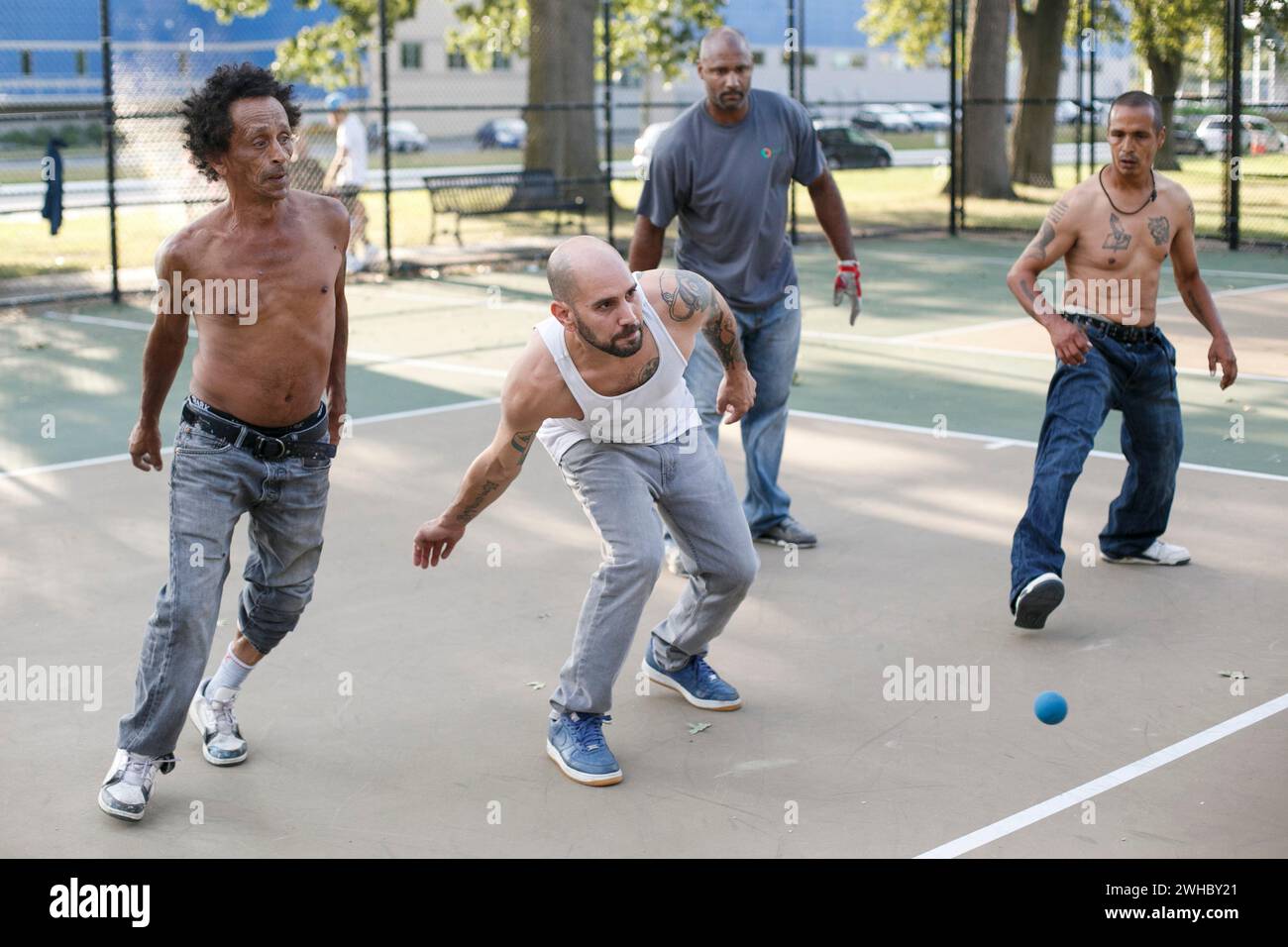 Un groupe d'hommes jouent un match de handball américain ou de wallball à Worcester, Massachusetts, États-Unis. Banque D'Images