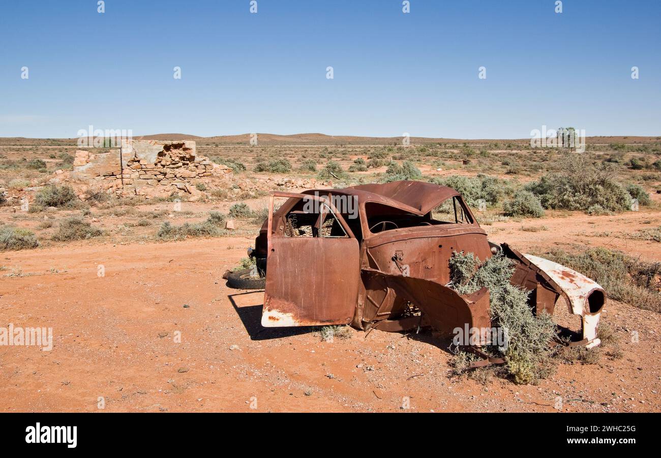 Vieille voiture dans le désert Banque D'Images Vieille voiture dans le désert Banque D'Images
