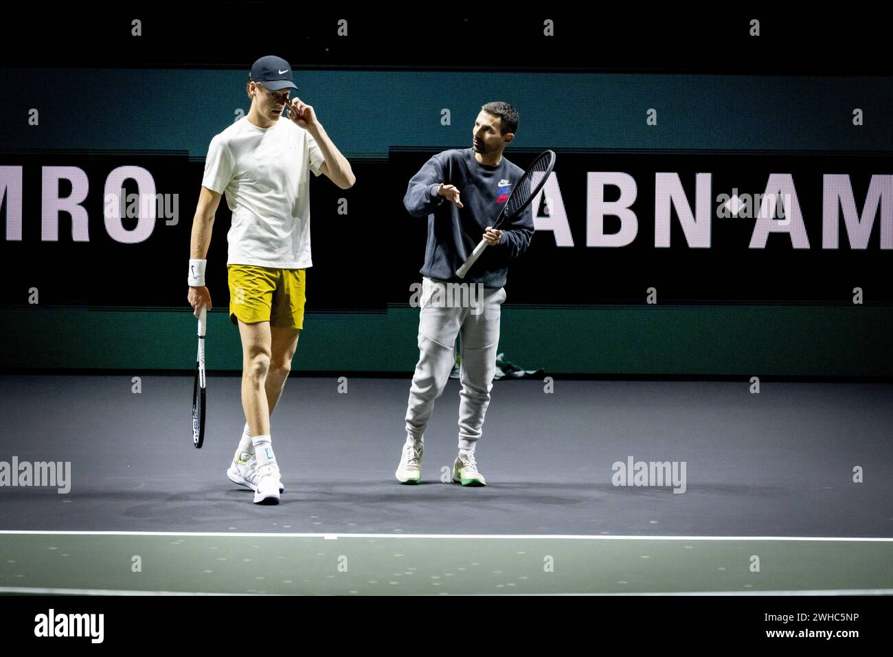 ROTTERDAM - la joueuse de tennis Jannik Sinner pendant l'entraînement dans la préparation au tournoi de tennis ABN AMRO. L'Italien remporte son premier titre de Grand Chelem à l'Open d'Australie de Melbourne. ANP ROBIN UTRECHT netherlands Out - belgique Out Credit : ANP/Alamy Live News Banque D'Images