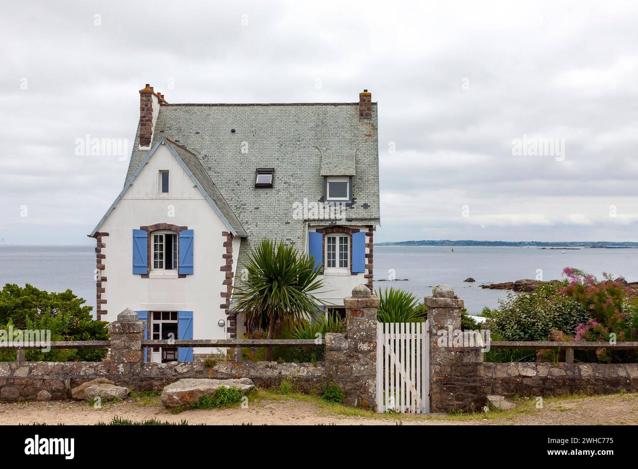 Maison au bord de la mer, près de Roscoff, Finistère, Bretagne, France Banque D'Images